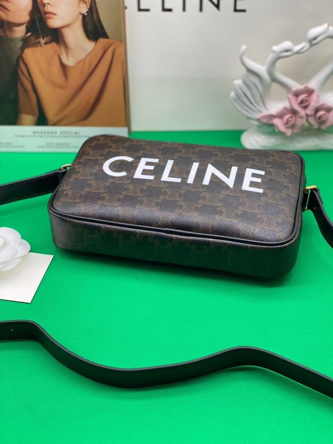 หนังแท้ CELINE Medium Messenger Bag In Triomphe Canvas With Celine Print In Black กระเป๋าทรงครอสบอดี้ วัสดุหนังแท้ทั้งใบ ขนาดกลางกำลังดี น้ำหนักเบา รูปทรงใช้งานง่าย ได้ทั้งหญิงชาย ภาพสินค้าถ่ายจากงานขายจริง ใช้งานต่างประเทศได้