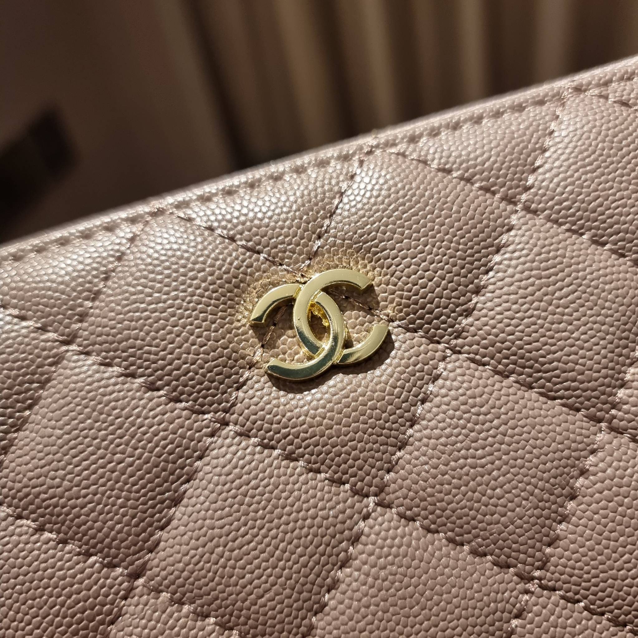 VIP 】กระเป๋าสตางค์ใบยาวรุ่นซิปรอบ สวยรับทรัพย์จาก Chanel วัสดุหนังลายคาร์เวีย ใช้แล้วขับผิวสุดๆ เปิด-ปิดด้วยซิปรูดรอบใบ ใช้งานง่าย ภายในกระเป๋ามีช่องใส่บัตรได้ ใส่ธนบัตรหรือเหรียญได้ มีช่องซิปแยกอีกหนึ่งช่อง ดีไซน์เรียบหรูแบบนี้ สาวๆห้ามพลาดกันน้า!! ซื้อใ