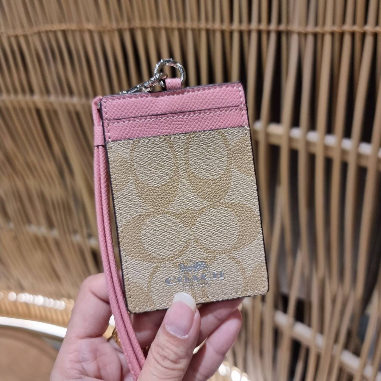 COACH ID LANYARD IN COLORBLOCK SIGNATURE CANVAS ง่ายๆแบบไม่ธรรมดา!! คลาสสิคแต่มีดีเทลโดดเด่น!! กระเป๋าถนอมบัตร พร้อมสายคล้องคอ ดีไซน์ลวดลายสวย ดูดีทุกแบบ ใช้งานง่าย พกพาสะดวก จะใส่บัตรพนักงาน บัตรเครดิต บัตรปชช. ใบขับขี่ และบัตรอื่นๆที่อยากจะใส่!! ตามใจไป