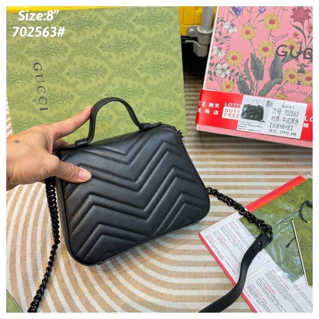 Gucci GG Marmont mini top handle bag กระเป๋าสะพายสุดหรู คลุมโทนสีดำคลาสสิกเต็มใบ ทั้งหนังและอะไหล่สีดำ ใช้งานได้หลายโอกาส เป็นสีที่เข้าได้รับทุกชุด ทุกไลฟสไตส์ แนะนำค่ะ