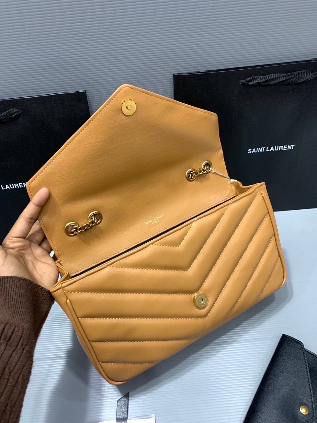 ORI | หนังแท้ 30cm YSL loulou medium in matelassé กระเป๋าสะพายทรงสวยคลาสสิค มาพร้อมใบเล็กใส่การ์ด งานหนังแท้สมผัสนุ่มมือตะเข็บเย็บลายเชฟรอนสวยเป็นเอกลัษณ์ ด้วยดีไซน์เรียบหรู ใช้ได้บ่อยไม่มีเบื่อ