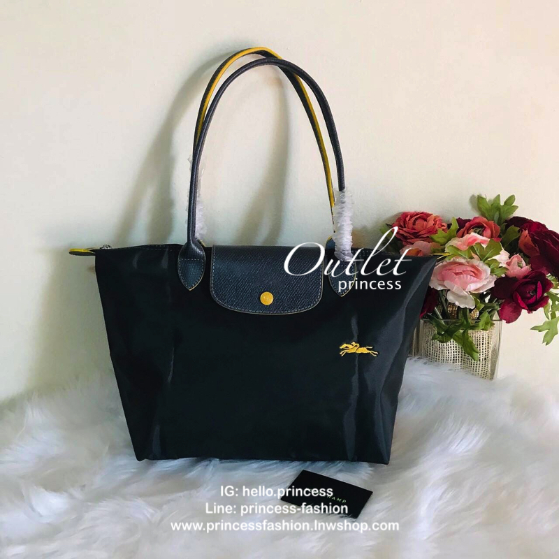 Size : M Longchamp Le Pliage Club Tote Bag กระเป๋าสะพายรุ่นยอดนิยม วัสดุเนื้อผ้า Nylon Canvas เคลือบกันนำ้ ตัดด้วยหนังแท้ น้ำหนักเบา ดีไซน์เรียบง่ายแต่เต็มไปด้วยความคลาสสิก เป็นที่ชื่นชอบไปทั่วโลก Longchamp ปรับโฉม LE PLIAGE ด้วยการปักลายรูปม้า-ตราสัญลักษ