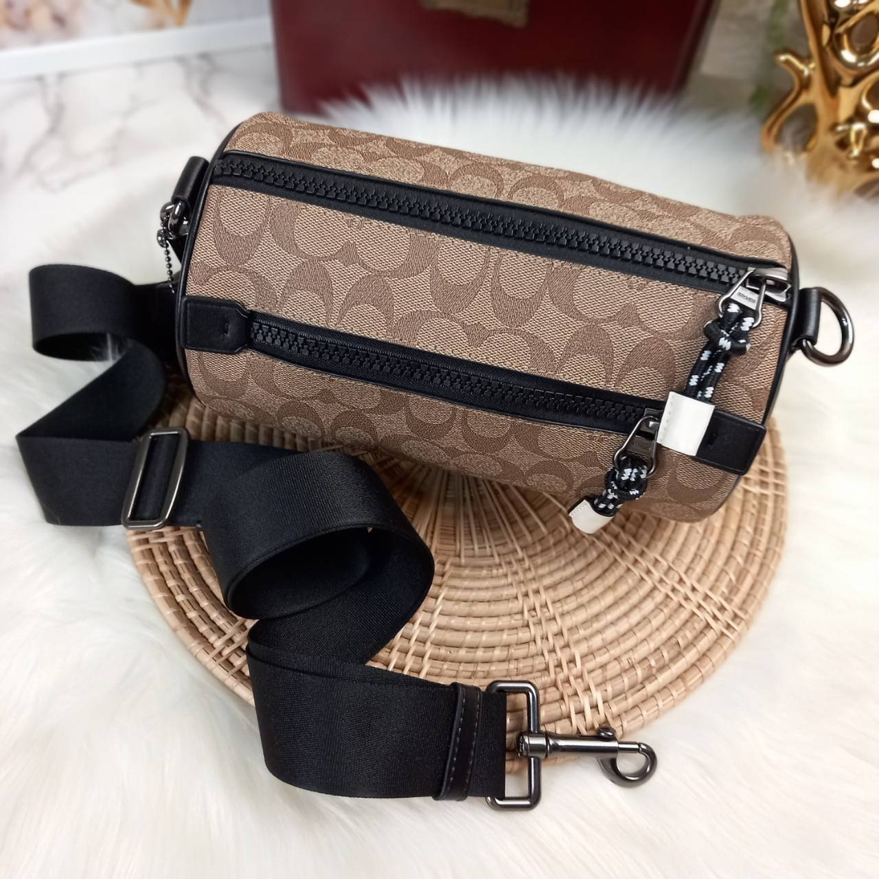 COACH BARREL SIGNATURE CANVAS CROSSBODY (C2957) กระเป๋าสะพาย ทรงเก๋ ขนาดกำลังดี ที่บอกได้คำเดียวว่า เท่ไม่หยอก!! คือดีย์มาก!!// วัสดุแคนวาส ผสมหนังแท้ ลาย SIGNATURE รูปทรงกระบอก// เปิด-ปิด ด้วยซิบ ด้านในโล่งกว้าง เก็บของได้เยอะ// มาพร้อมสายสะพาย สายสปอร์ต