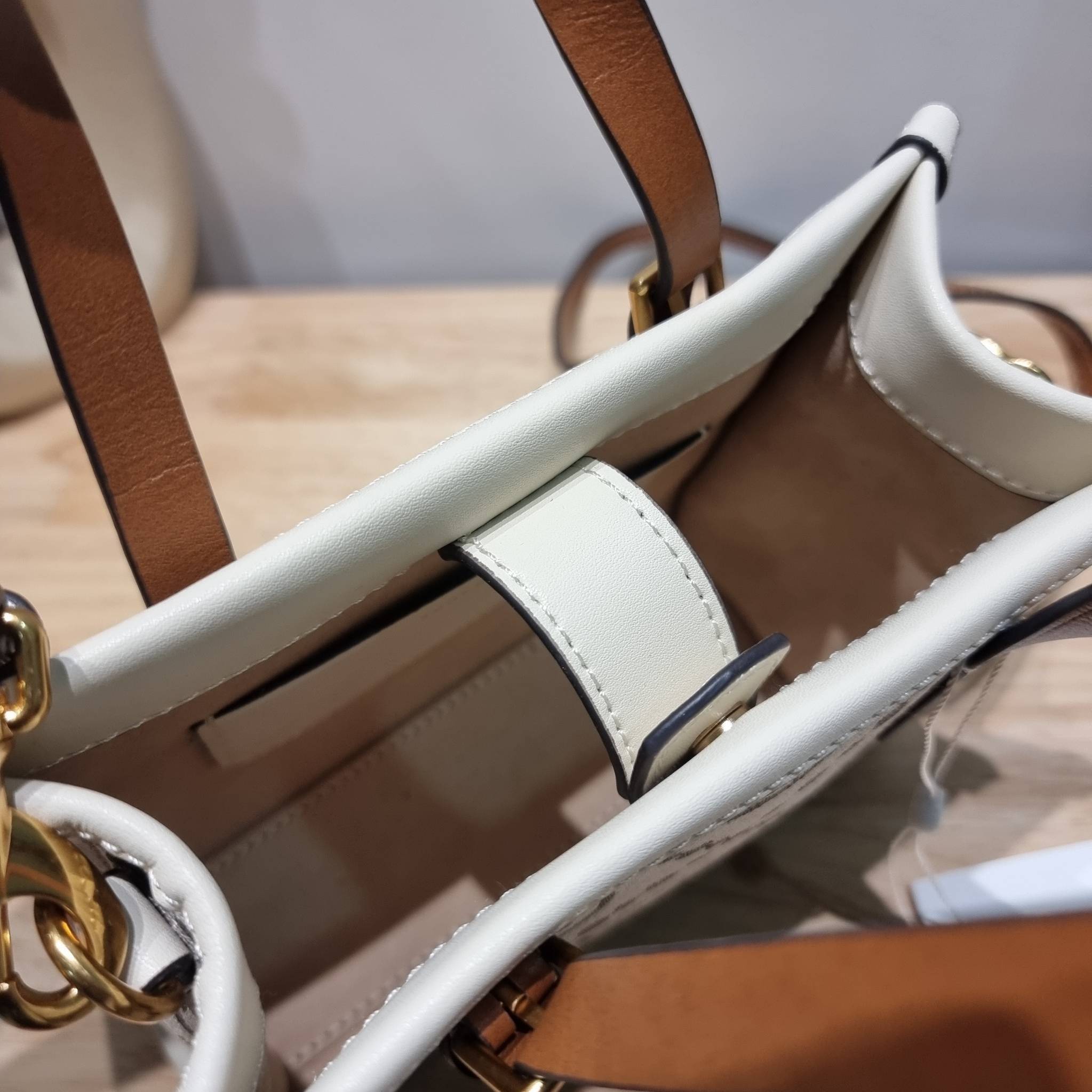 TORY BURCH MINI T MONOGRAM SQUARE TOTE รุ่นใหม่ล่าสุด คิ้วท์กว่าใคร! กับไอเท็มโมโนแกรมสุดฮิต กระเป๋าทรงโท้ทไซส์มินิ น่ารักน่าใช้มากๆ ให้คุณได้เพลิดเพลิน และคล่องตัวมากๆ