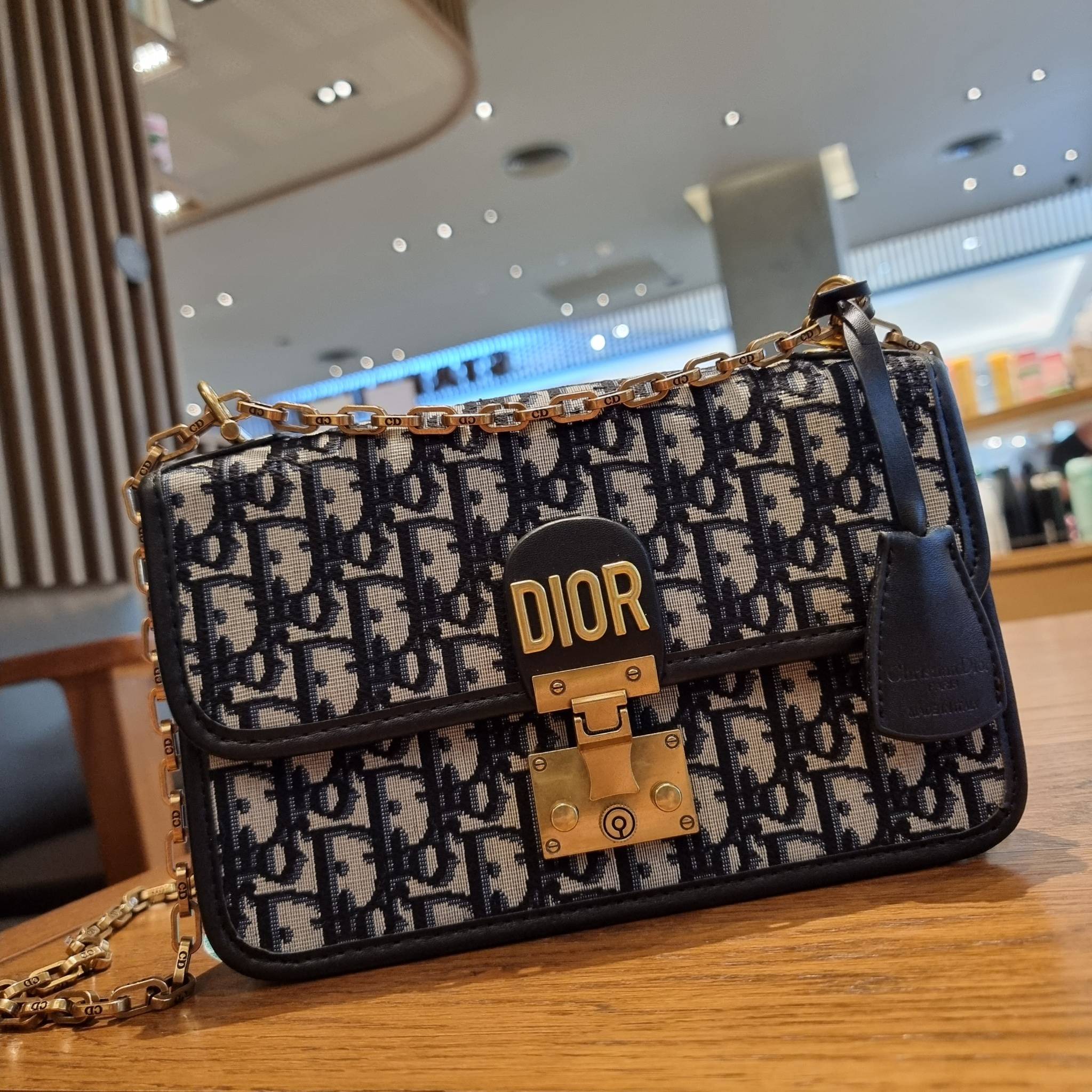 DIOR CD ADDICT FLAP BAG กระเป๋าสะพายดีไซน์คลาสสิค สวยผู้ดี โดดเด่นด้วยโลโก้และอะไหล่ตัวล็อคสีทอง เพิ่มดีเทลความหรูขึ้นไปอีก วัสดุผ้าแคนวาสทอลวดลายเอกลักษณ์ ภายในเป็นช่องโล่ง มีช่องซิป สายสะพายโซ่ในตัว ปรับใช้ได้ 2 แบบ สะพายข้าง หรือสะพายโซ่คู่ที่ไหล่ก็สะด