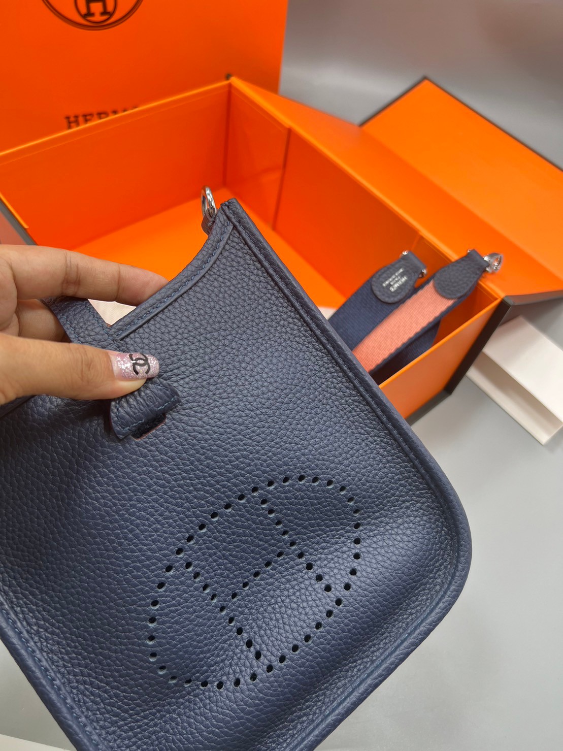HERMES evelyne mini bag Luxury Bag กระเป๋าสะพายแบรนด์ดัง แบรนด์หรู คลาสสิกตลอดกาล ใช้ได้ทั้งชายหญิง ใบเดียวจบ สวยรวยปัง เกรดท็อปออริจินอล ภาพสินค้าถ่ายจากงานขายจริง ใช้งานต่างประเทศได้