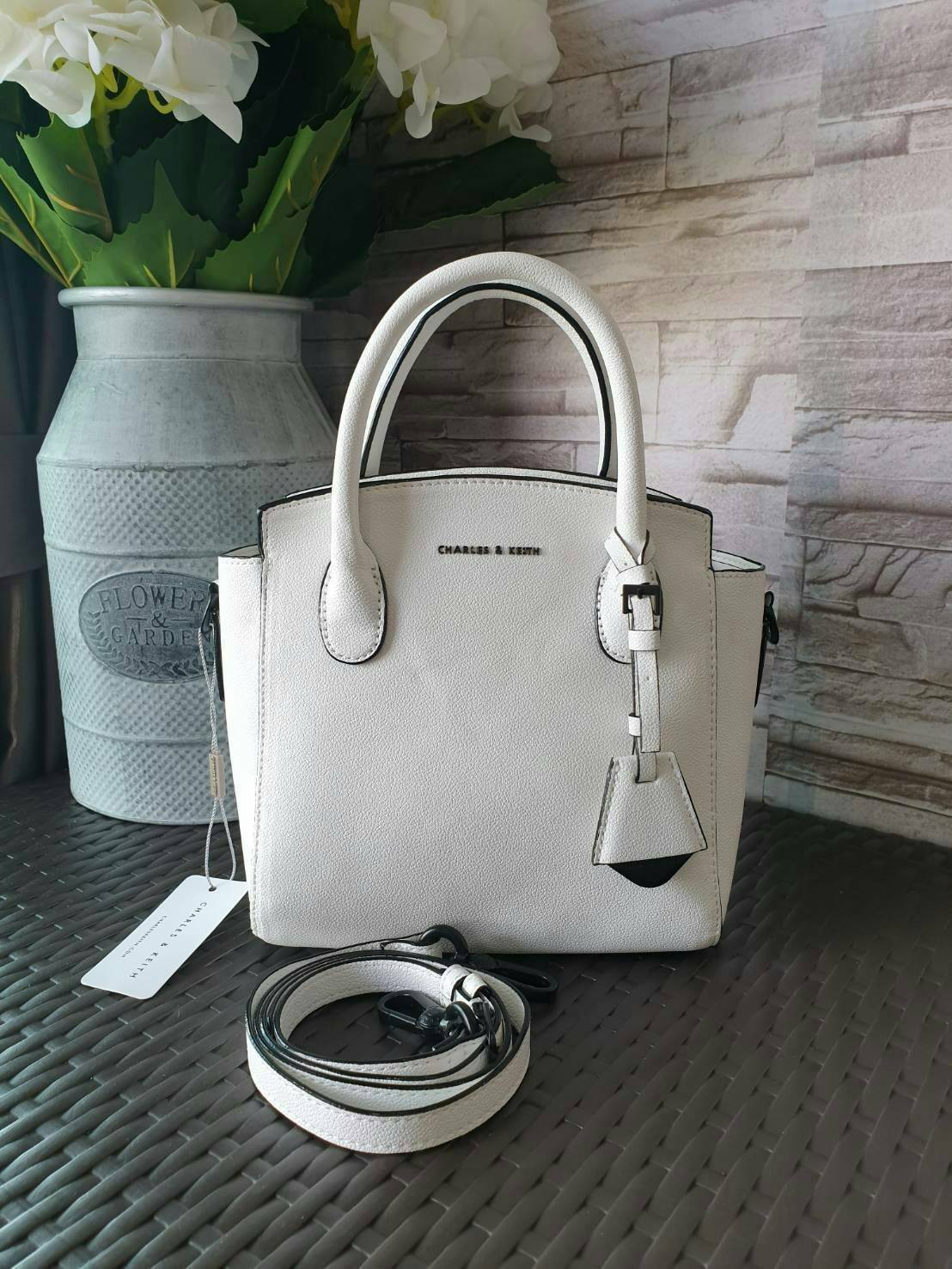 CHARLES & KEITH รุ่น CLASSIC DOUBLE TOP HANDLE BAG CK2-30270225-5 ราคาปกติช้อป (฿2,990.00) กระเป๋าถือ- สะพาย หนังสวยอยู่ทรง สไตล์คลาสสิค เรียบหรู ดูดี ทรงนี้ฮิตตลอดกาล เป็นรุ่นที่ขายดีสุดๆ ไม่มีตกเทรน ด้านหน้าติดโลโก้แบรนด์ อะไหล่ปั้มแบรนด์ มีหมุดรองฐานทั
