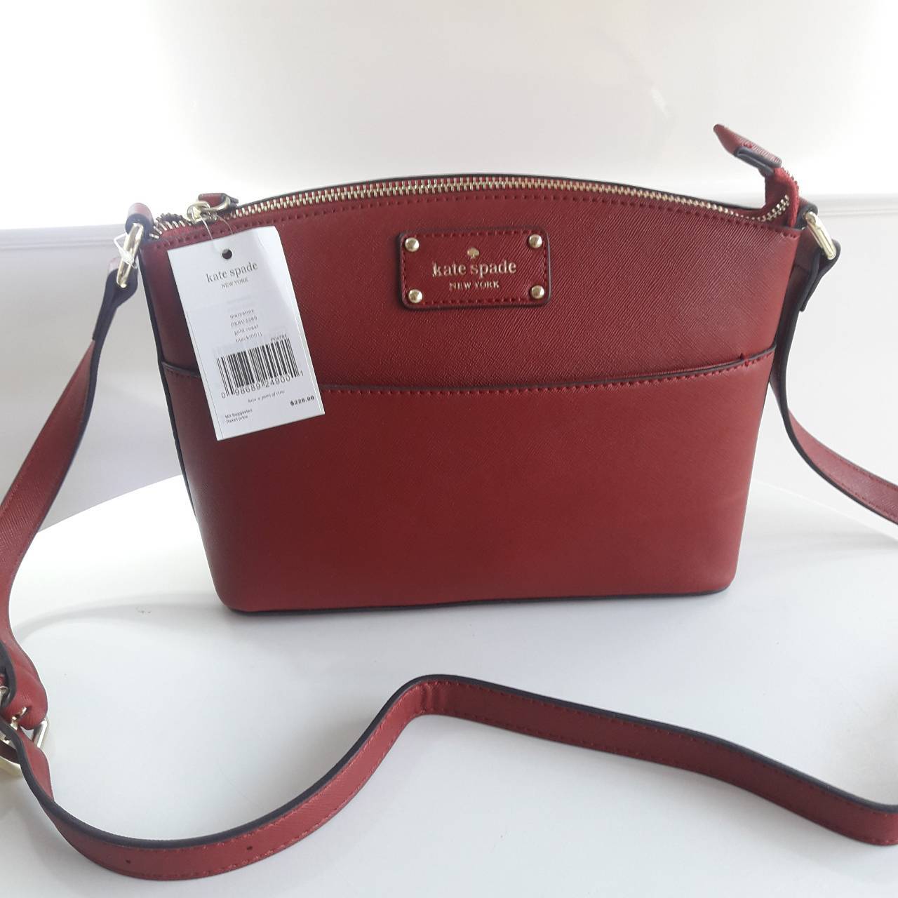 รุ่นแนะนำ **สวยเว่อร์วังสุดๆ Kate Spade New York Mini Cross Body Bag กระเป๋าถือหรือสะพายหนัง Saffiano สวยหรูอยู่ทรงสไตล์ PRADA ด้านหน้าประดับโลโก้สีทองสวยไฮโซ มาพร้อมสายสะพายยาวปรับได้ ภายในมีช่องซิปและช่องเล็ก ซับในอย่างดีสกรีนลายตามแบบฉบับของแบรนด์ภายใน