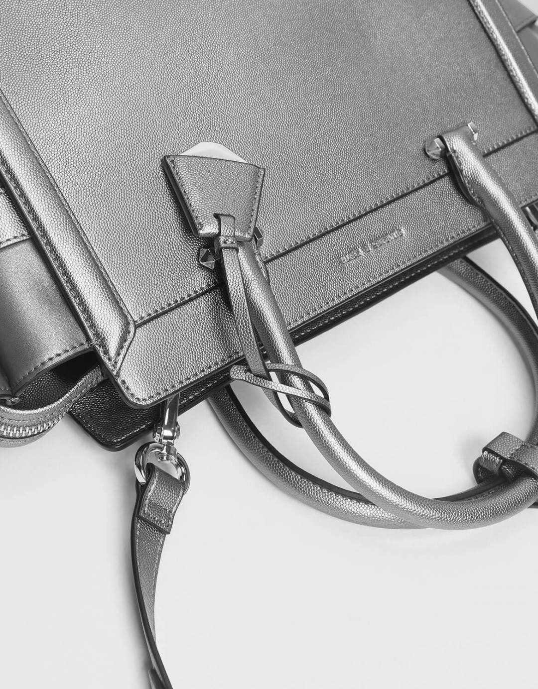 CHARLES & KEITH SAFFIANO TRAPEZE BAG กระเป๋าถือหรือสะพายรุ่นยอดนิยมดีไซน์สวยหรูวัสดุหนังคาเวียร์อยู่ทรง ด้านข้างเเต่งหนังช่องตัดดูมีดีเทล ด้านหน้ามีโลโก้ ด้านหลังมีช่องซิป เปิดปิดด้วยซิปหัวซิปแบรนด์ หูจับเเข็งแรง พับลงได้ พร้อมสายสะพายหนังปรับระดับได้ถอดไ