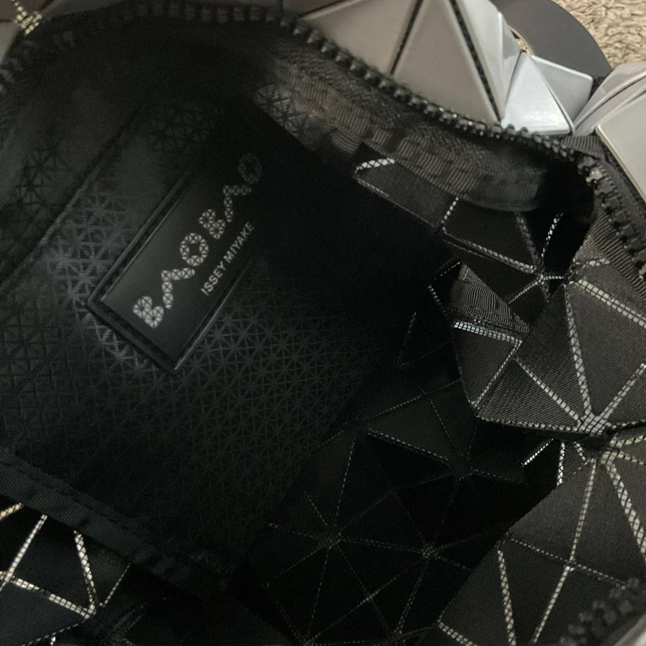 รุ่นใหม่ล่าสุด! พร้อมส่งที่ไทย! BAO BAO ISSEY MIYAKE BAGUETTE HANDBAG (LARGE) กระเป๋าสะพายไหล่จากทรงสวย วัสดุ 100% POLYVINYL CHLORIDE ด้านในใส่ของได้กำลังดีเลย ใส่ไอแพดมินิ กระเป๋าสตางค์ยาวได้ สมุดโน้ตได้สบายเลย วัยทำงานหรือวัยนักศึกษา อย่างน้อยต้องมีแบรน