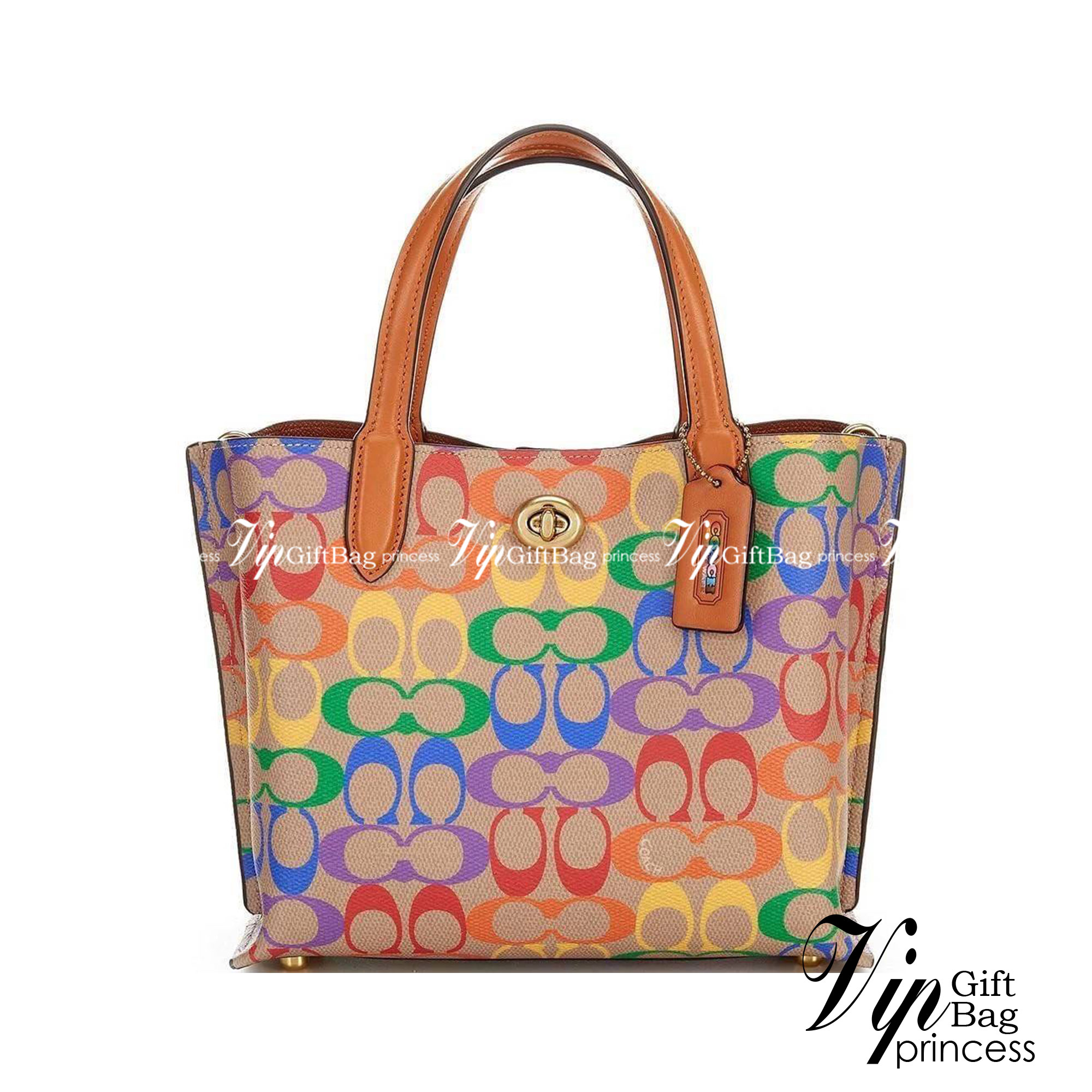 COACH CA102 WILLOW TOTE 24 IN RAINBOW SIGNATURE CANVAS ไปให้สุดกับความเลิศของลวดลายสายรุ้ง ที่แต่งแต้มลงบนกระเป๋าทรงโท้ท ไซส์กำลังสวย พกพาได้สะดวก มีตัวบิดล็อคที่ปากกระเป๋าด้านหนึ่ง และกระดุมแม่เหล็กอีกด้านหนึ่ง ภายในโล่งกว้าง เก็บของได้เป็นสัดส่วนไปเลย ม