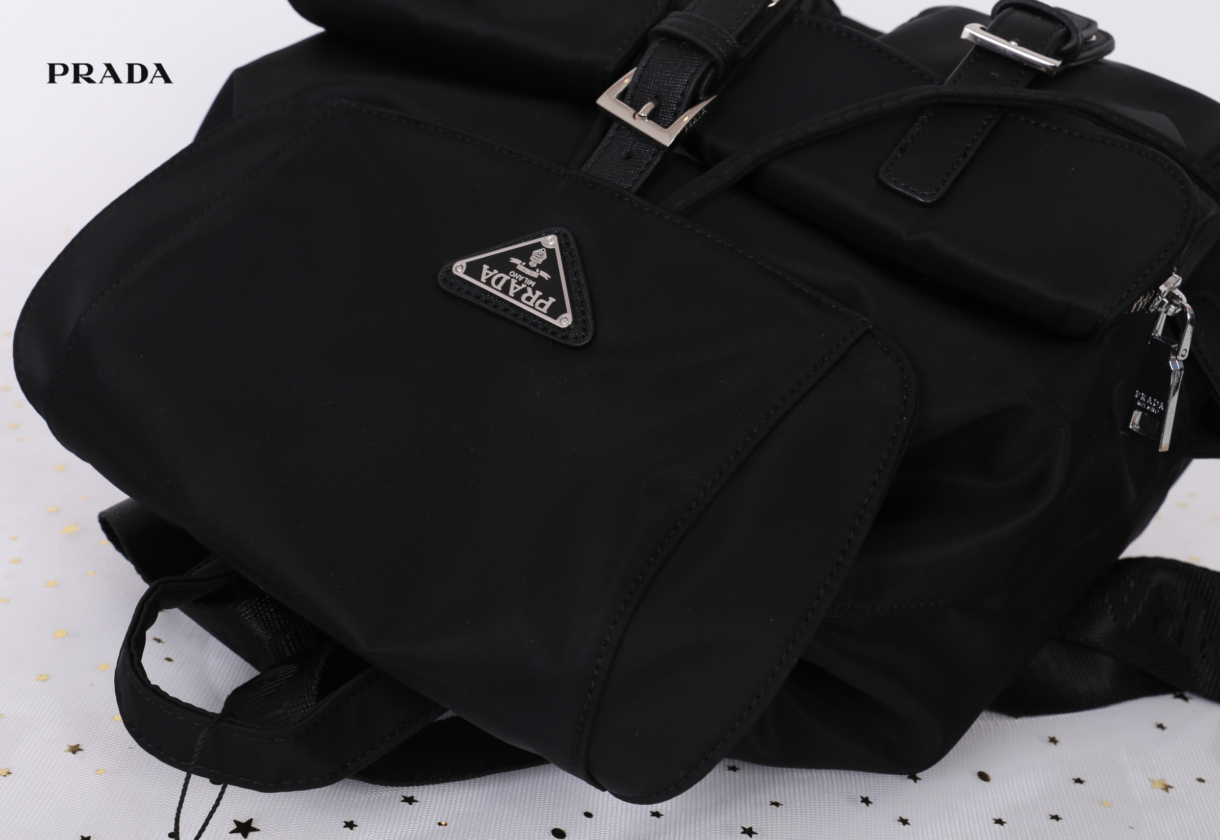 PRADA premium gift Nylon Backpack With Pocket วัสดุผ้าไนล่อนกันน้ำเนื้อหนาอย่างดี ใบนี้ ดีไซต์สวยเก๋ งานดีมากๆ อะไหล่แบรนด์ทุกจุด ใบนี้เก๋ตรงที่ เป็นเป้แบบหูรูด ทรงสวยน่ารัก แถมยังมีเปิดปิดด้วยกระดุมแม่เหล็กและแต่งด้วยเข็มขัดปรับได้ด้วย ด้านหน้ามีกระเป๋าอ