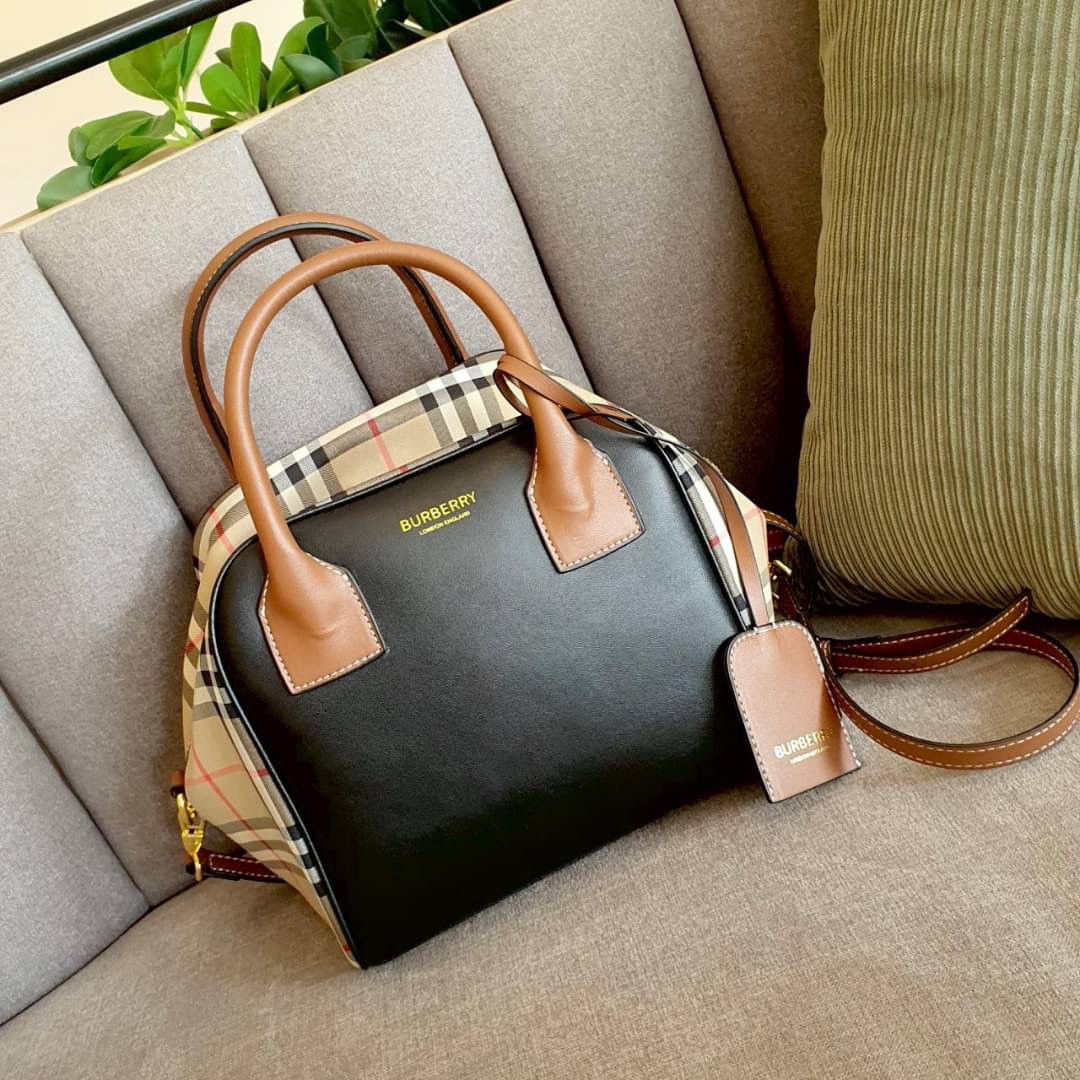 Burberry Cube Shoulder Bag Black / Burberry Vintage Checked Cube Bag / WOMAN BURBERRY HANDBAGS กระเป๋าถือ กระเป๋าสะพายครอสบอดี้ วัสดุหนังสีดำตัดด้วยผ้าลายซิกเนเจอร์แบรนด์