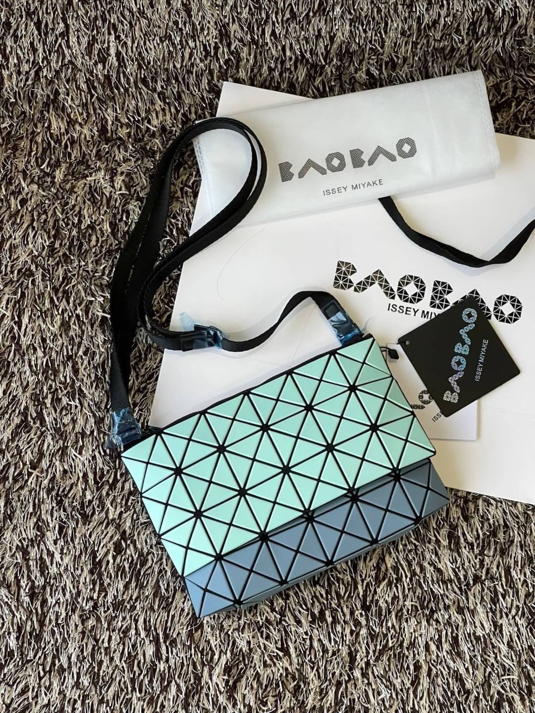 Baobao Issey Miyake Prism Kangaroo crossbody bag กระเป๋าสะพาย Crossbody รูปทรงสี่เหลี่ยมผืนผ้า ไซส์กำลังพอดี เห็นแบบนี้บอกเลยว่าใส่ของสำคัญได้แบบครบถ้วน ไม่ว่าจะเป็นโทรศัพท์ กระเป๋าตังค์ หรือพาวเวอร์แบงค์ จัดเป็นอีกหนึ่งรุ่นที่น่ารัก สายสะพายปรับได้ตามควา