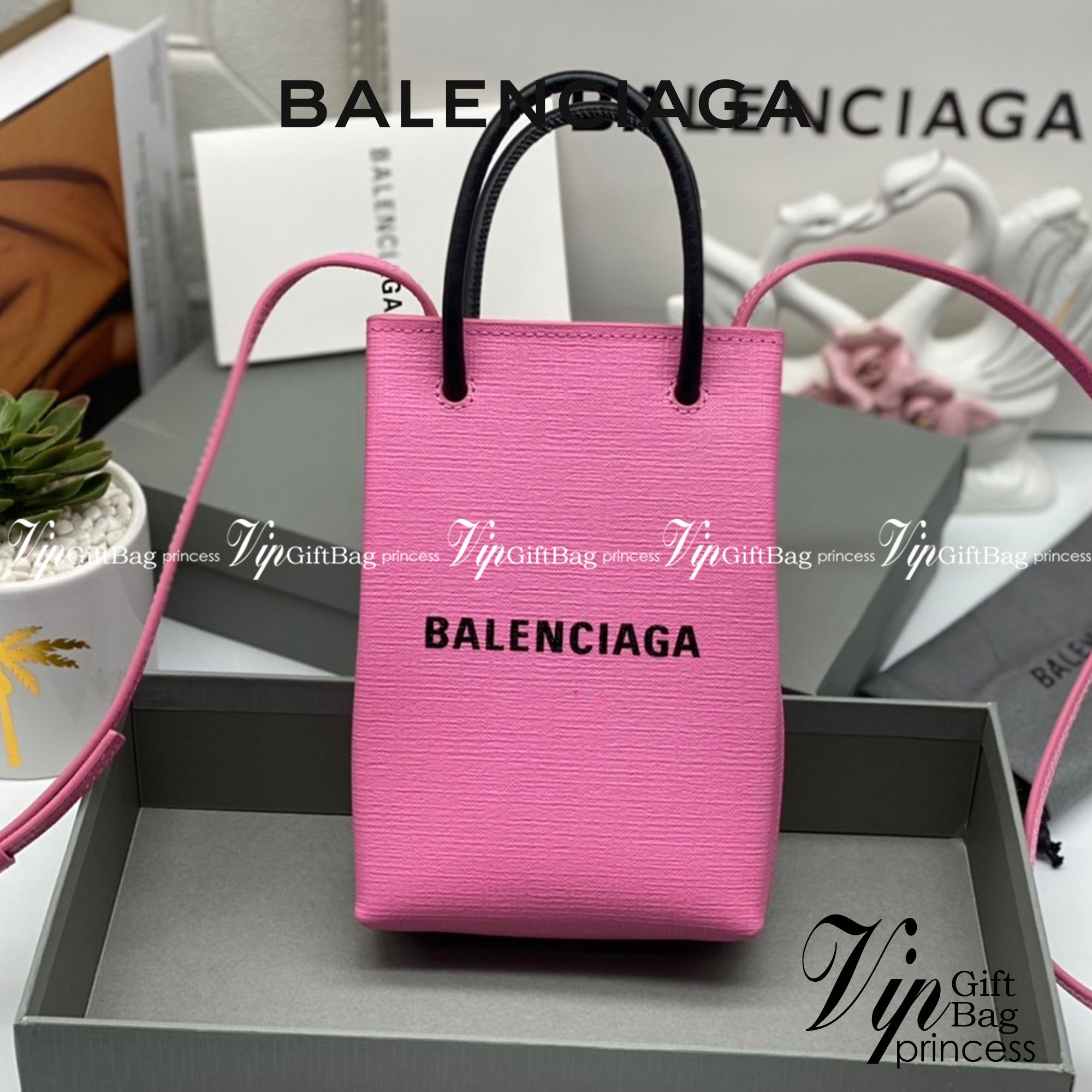 หนังแท้ BALENCIAGA Shopping Phone Pouch leather tote พกกระเป๋าช้อปปิ้งขนาดมินิ ไปทุกที่ในฤดูกาลนี้ ดีไซน์ที่ใช้ได้ทุกวันตั้งแต่หนังแบบมีเท็กซ์เจอร์ ภาพสินค้าถ่ายจากงานขายจริง ใช้งานต่างประเทศได้