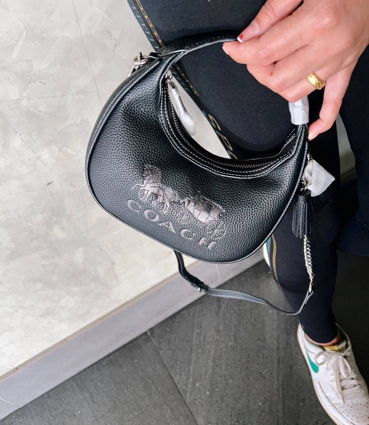 COACH CARMEN MINI CROSSBODY BAG กระเป๋ารูปทรงพระจันทร์โค้งมน น่ารักน่าใช้มากๆ!! เกรดท็อปออริ เกรดดีสุด สลับแท้ 1:1 ใช้ต่างประเทศได้