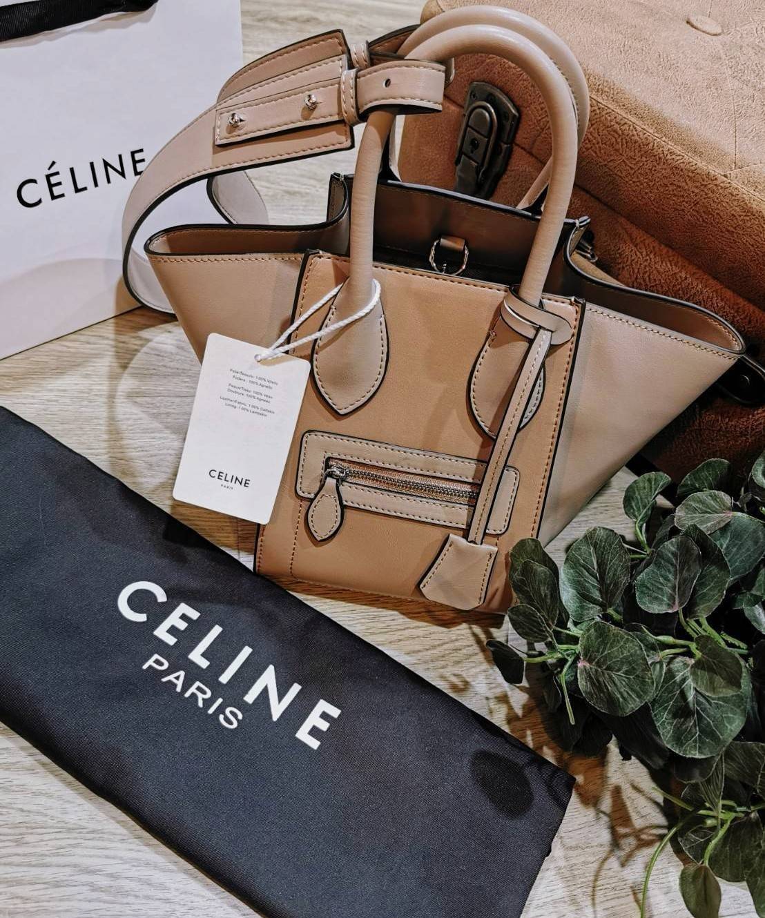CELINE SHOULDER BAG VIP / CELINE LUGGAGE NANO Glossy Leather Handbag รุ่นนี้ Rare items หนังเรียบสวยสีทูโทนเรียบหรู ขนาดกำลังดี น้ำหนักเบา ด้านหน้ามีหนึ่งช่องซิป ด้านข้างดีไนส์ทรงปีกสามารถปรับขยายทรงได้ ภายในโล่งกว้าง มีช่องซิป มีตะขอเกี่ยวปากกระเป๋า ใส่ก