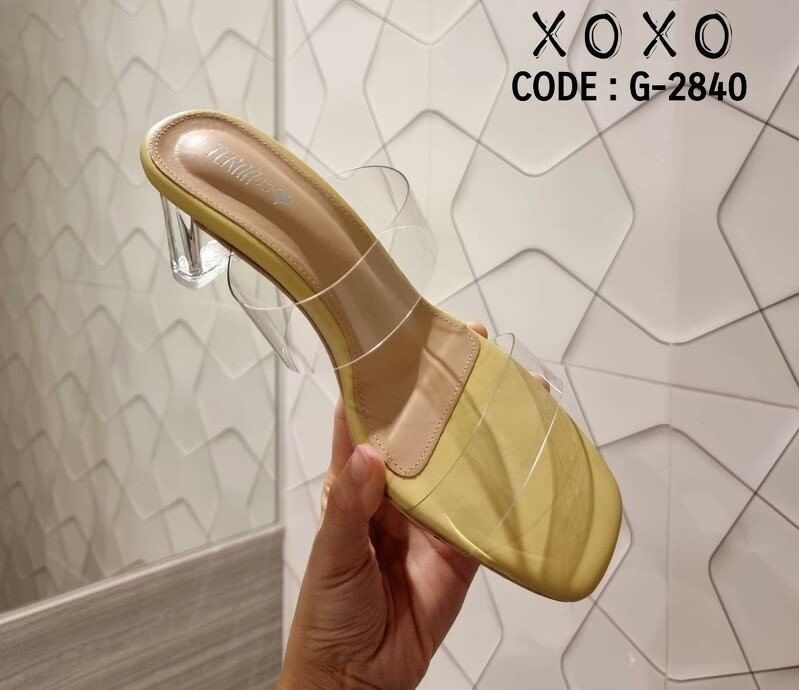 รองเท้างานสวม สไตล์รองเท้าแก้ว สวย โดดเด่น เปรี้ยว สีพื้น หนังสีสด คาดพลาสติกใสอย่างดี เนื้อนุ่ม ส้นพลาสติกแก้วใส แมทส์ชุดง่าย ใส่กับเสื้อผ้าได้หลากหลาย