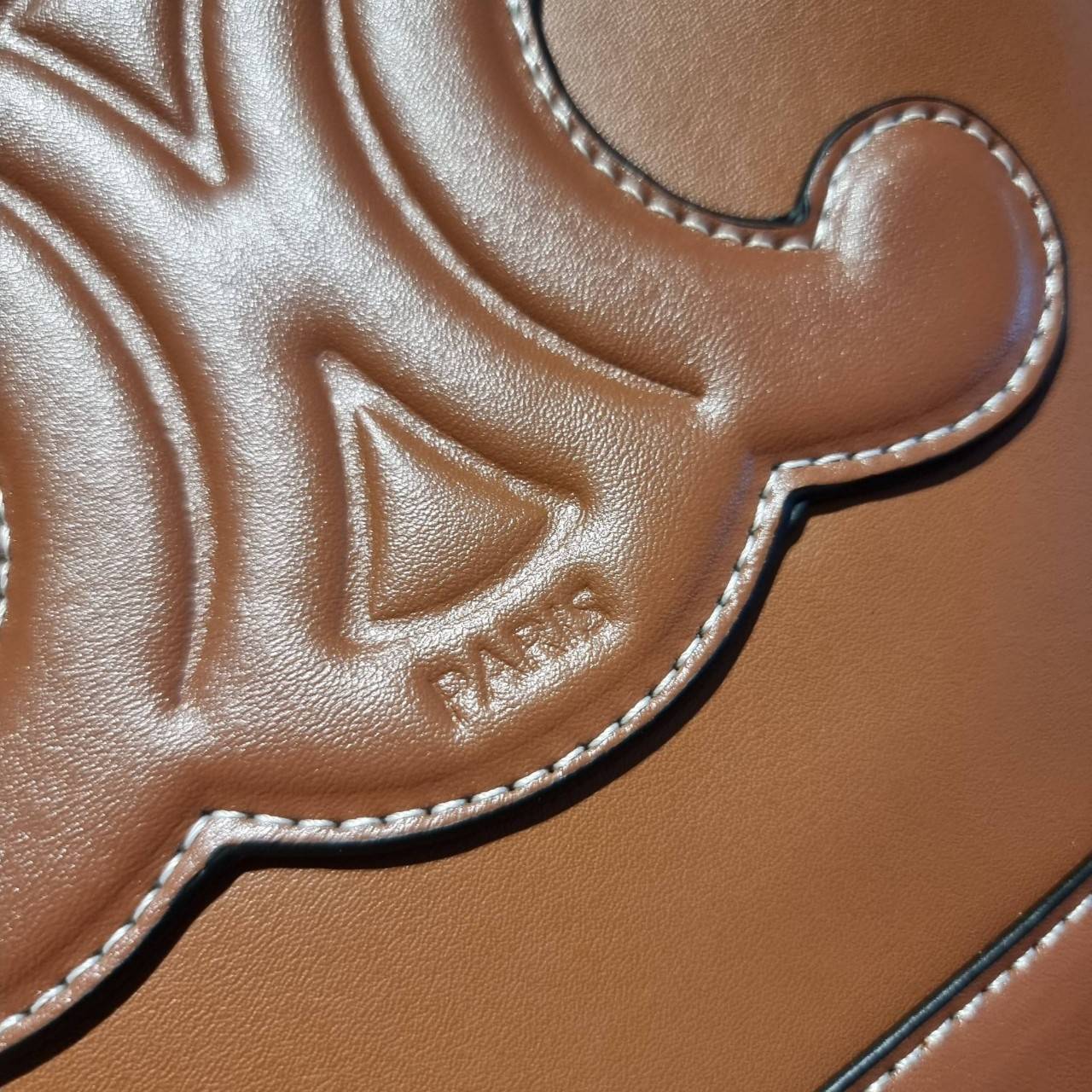 VIP 】CELINE BUCKET BAG CUIR TRIOMPHE คอลเลคชั่นใหม่ ฮิตข้ามปี กับกระเป๋าสะพายทรงถัง ใช้งานง่ายที่สุด สายสะพายในตัว ปรับใช้ได้เลย วัสดุหนังวัว เรียบหรู ผู้ดีไปอีก โดดเด่นด้วยโลโก้เอกลักษณ์ มีกระดุมปิดที่ปากกระเป๋า ภายในโล่งกว้าง ใส่ของแบบจุๆไปเลย เป็นรุ่นท