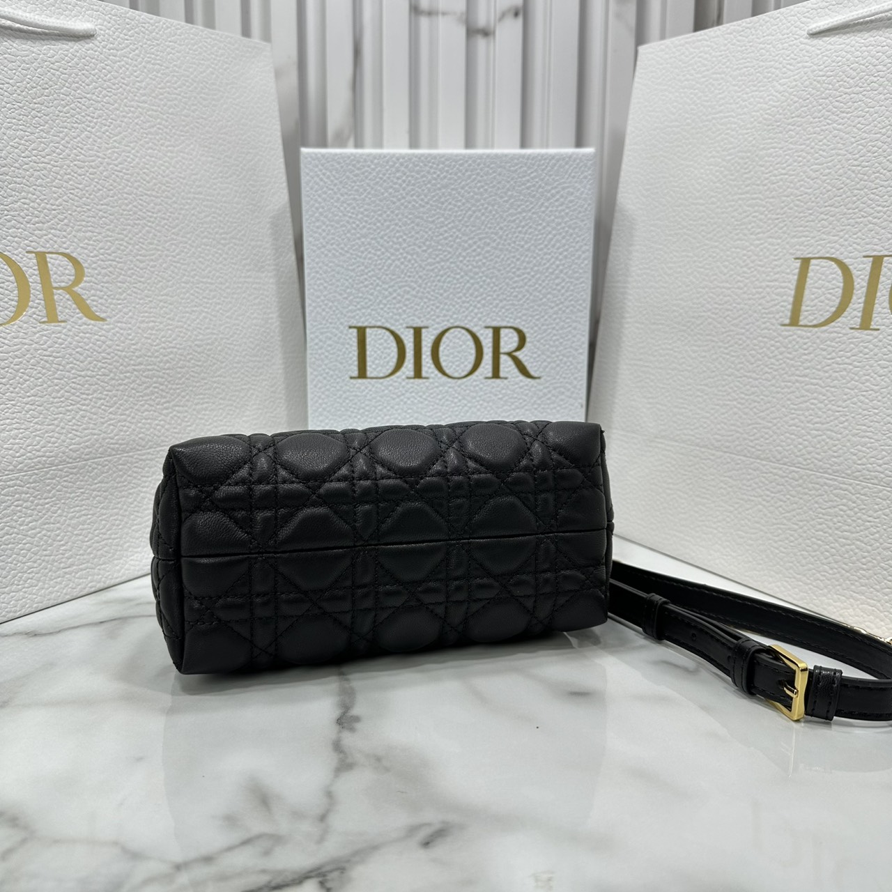 ORI หนังแท้ | Dior Jolie Top Handle Mini Bag กระเป๋าสะพายโจลี่ไซส์มินิหูจับในตัว ดีไซน์หรูหรา โดดเด่นด้วยฝาพับโลหะสีทอง ประดับมุกเรซินสีขาว มาพร้อมสายโซ่มีหนังรองบ่า สะพายไหล่หรือสะพายข้างได้ ทั้งกลางวันและกลางคืน