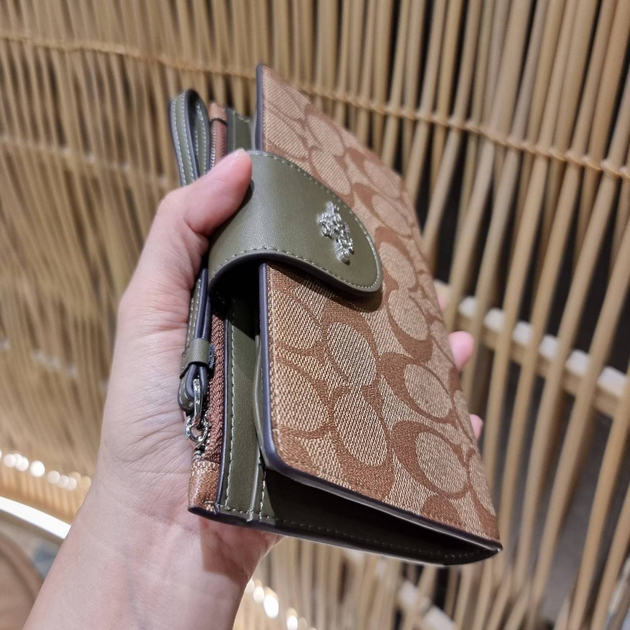 พร้อมส่ง 7 สี COACH C2874 TECH WALLET IN COLORBLOCK SIGNATURE CANVAS จัดให้สีใหม่ก่อนใคร!! ดีไซน์ใหม่ คอลเลคชั่นสวยหรู กระเป๋าสตางค์พร้อมสายคล้องมือ ง่ายต่อชีวิตมากจ้า!! มันดีอะไรเบอร์นี้ ใส่ได้ทั้งบัตร และโทรศัพท์ก็ใส่ได้ทุกรุ่น แถมยังมีช่องซิปแยกไปอีก ช