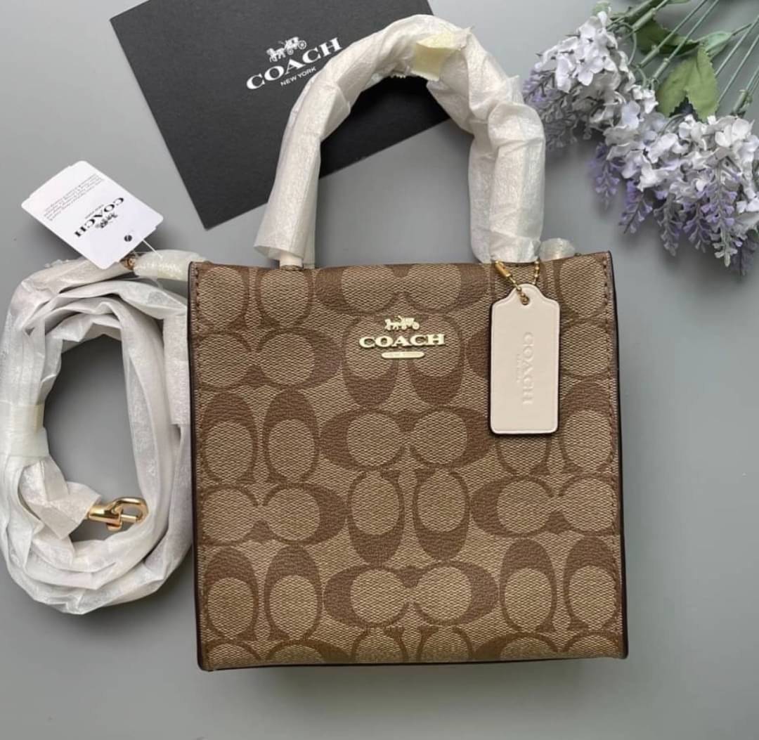 COACH MINI CALLY CROSSBODY IN SIGNATURE ((3599, 2184, 5693, 2134, 2183)) พร้อมส่งที่ไทยทันที! กระเป๋าสะพายครอสบอดี้ร์ กระเป๋าครอสบอดี้โท้ทมินิไซส์ รุ่นใหม่สุดฮอต!! ใบจริงคือน่ารักม้ากกกก!! สวยอยู่ทรง น่ารักน่าใช้ ทรงTote ปากกระเป๋าเปิดปิดแบบแม่เหล็ก ภายใน