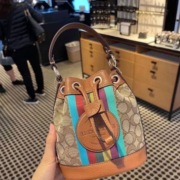 น้องใหม่ล่าสุด สวยเกินต้านเลยค่าา! COACH DEMPSEY DRAWSTRING BUCKET 15 IN SIGNATURE JACQUARD WITH STRIPE 2021 พร้อมส่งที่ไทย ออกใหม่ล่าสุด ห้ามพลาดค่า! กระเป๋าทรงขนมจีบ วัสดุJacquard+หนังแท้ ตัเแทบสีตรงกลาง เพิ่มสีสันเข้ามาได้ลงตัวสวยงามมากๆค่ะ