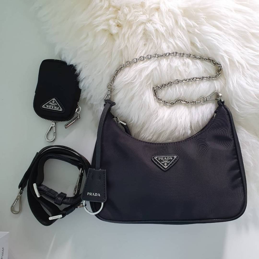 BEST SELLER!! **กำลังมาแรงมากค่ะ กับแบรนด์ PRADA ใบเดียวคุ้มมากค่ะ อุปกรณ์ ครบชุด **ซื้อ1ได้ถึง3ไอเท็ม ทั้งสายยาว และกระเป๋าใส่เหรียญ และป้ายแท็คหนัง อย่างดี **อะไหล่ปั้มแบรนด์แท้ทุกจุด วัสดุทำจากผ้า Nylon อย่างดี กันน้ำได้ อยู่ทรงสวย สามารถใส่กระเป๋าตังค