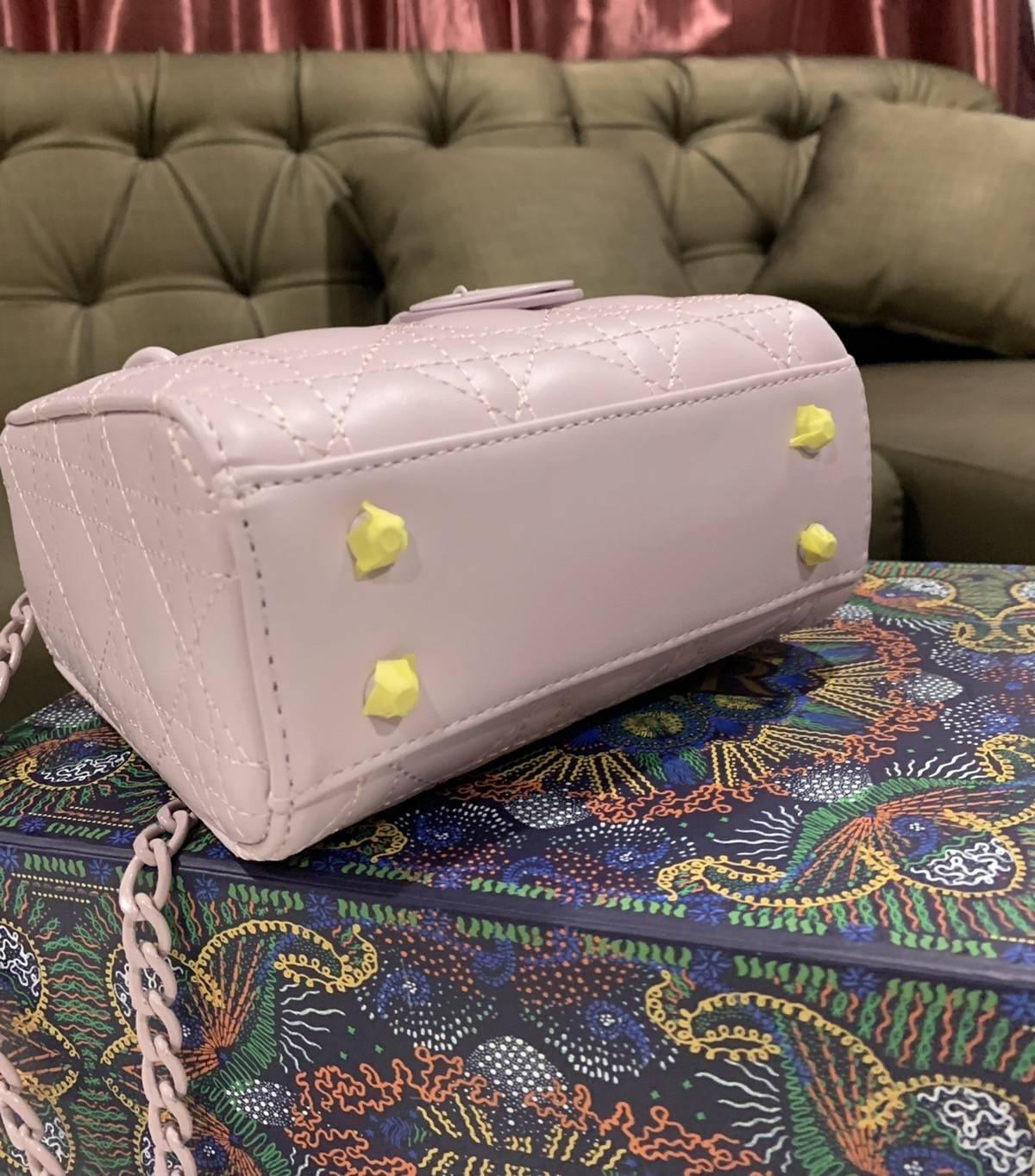 VIP 】MICRO LADY DIOR BAG Cloud ฺBlack & Pink My ABC Cannage Lambskin : VIP GIFT WITH PURCHASE (GWP) พรีเมี่ยมกิ้ฟ Limited Edition จาก DIOR DUTYFREE COUNTER ความสง่างามอีกหนึ่งรุ่นของ Dior รูปทรงสีเหลียม ขนาดกระทัดรัด อะไหล่เข้ากับสีกระเป๋า ตั้งอยู่ทรง ฐาน