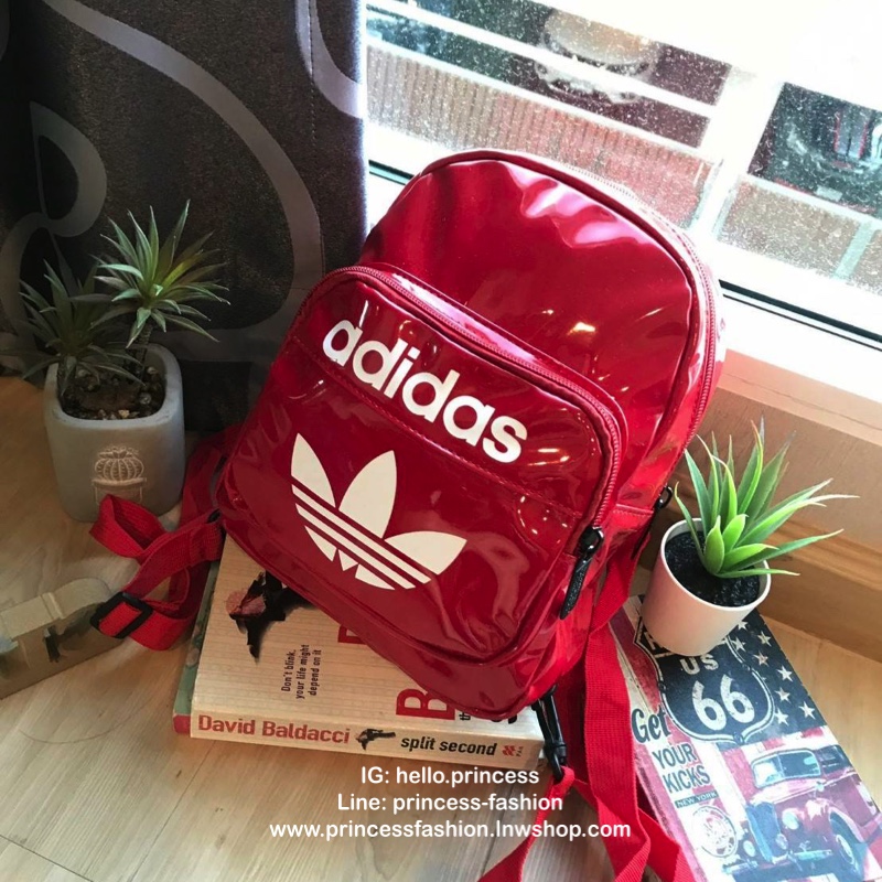 Adidas Classic Mini Backpack กระเป๋าเป้สะพายขนาดกลาง วัสดุหนังแก้ว ขนาดกะทัดรัด กันน้ำได้ เปิดปิดด้วยซิปเดียว ใส่มินิไอแพค กระเป๋าสตางค์ยาวได้ มีสายสะพายสองเส้น สามารถสะพายเป็นทรงครอสบอดี้ หรือเป้ก็น่ารักไปเลยคร้า!