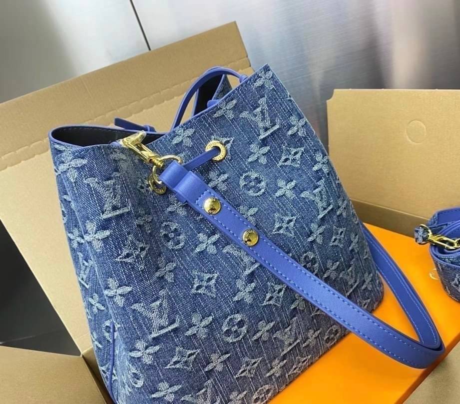 Louis Vuitton Blue Monogram / LV Denim Bucket Bag กระเป๋าทรงบัคเก็ต แบบมีหูรูดทำมาจากหนังแคนวาสโมโนแกรม ที่มีขอบหนังตัดกัน ที่จับหนังที่พกพาสะดวก พร้อมสายสะพาย 2 เส้น สายสปอร์ต และสายหนัง พร้อมส่งที่ไทย