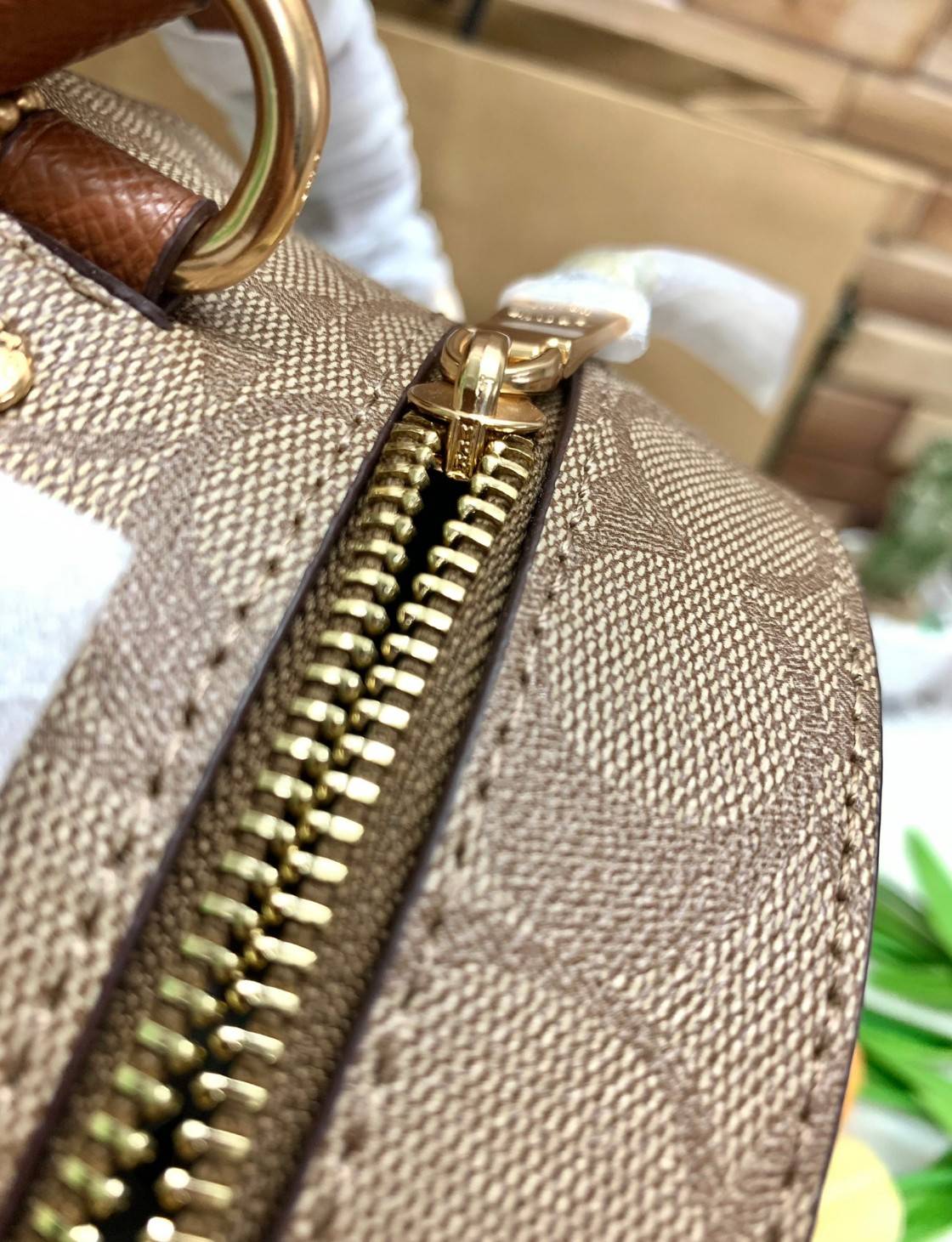 COACH JORDYN BACKPACK IN BLOCKED SIGNATURE ((76622//76624//76715)) พร้อมส่ง กระเป๋าสะพายหลังแบบมีหูหิ้ว หนังแท้ หนังนิ่มอย่างดีเลยค่า ด้านหน้ามีช่องซิปหนึ่งช่องสำหรับใส่ของจุกจิกนะคะ เปิดปิดช่องหลักแบบซิปคู่ หัวซิปมีหนังห้อยมาให้ ภายในกระเป๋าโล่งใส่สัมภาร