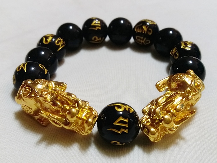 สินค้าหมดค่ะ สร้อยข้อมือปี่เซี้ยะคู่สีทองหินสลักบทสวดมนต์ทิเบต ช่วยต้านสิ่งไม่ดีเสริมโชคลาภ แก้ชงปีมะโรง ปี2561 พร้อมใบคาถาค่ะ