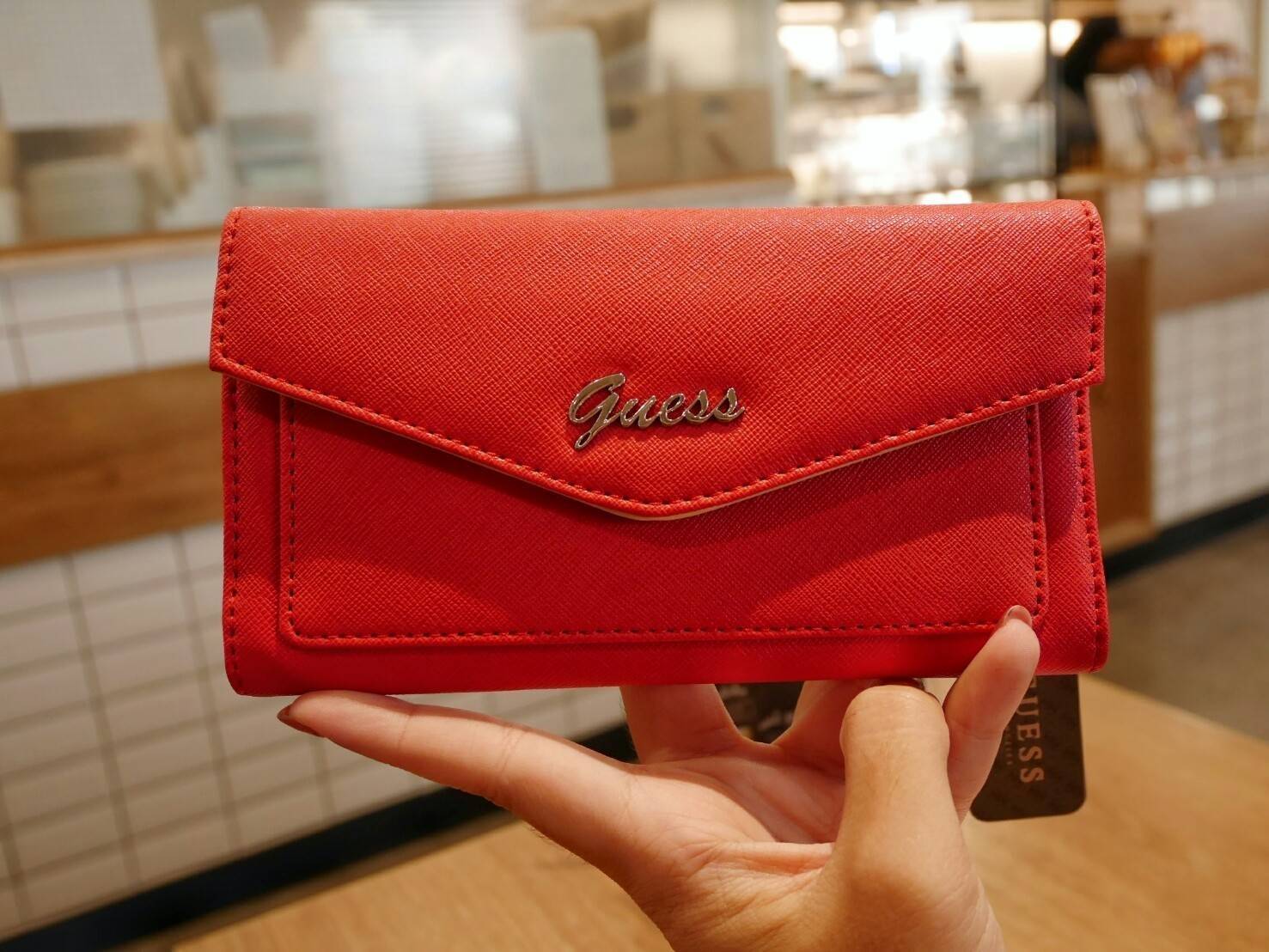 Guess leather wallet กระเป๋าสตางค์ใบกลาง หนังลาย saffiano เปิด ปิดด้วยกระดุม ด้านหน้าแต่งโลโก้แบรนด์สามเหลี่ยม หรูน่าใช้ ภายในมีช่องใส่ธนบัตร เหรียญ บัตรต่างๆ ปิดเปิดใช้งานสะดวก รุ่นแนะนำค่ะ หนังดีมากค่ะ ทนทานคุ้มค่าแน่นอน รีบช้อปด้วยค้า!!