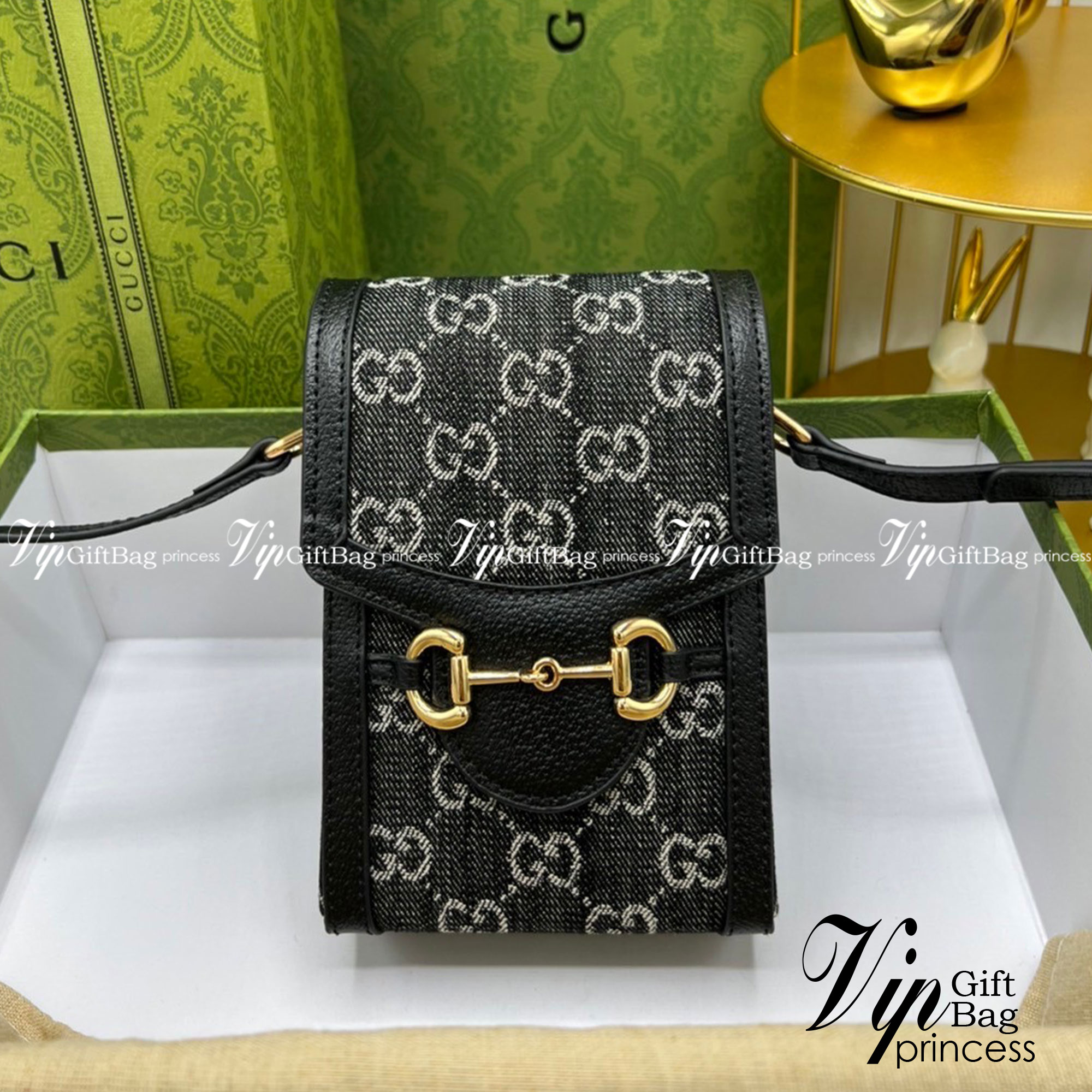 Gucci Horsebit 1955 mini bag / Gucci Phone Bag เกรดใช้งานสลับใบจริงได้ ออริจินอล รุ่นยอดฮิต ไซส์มินิ ที่ใครๆก็ต้องรู้จัก!! กับกระเป๋าขนาดมินิ ได้รับแรงบันดาลใจมาจากดีไซน์ดั้งเดิม ซึ่งแอคเซสเซอรี่นี้โดดเด่นด้วยรายละเอียดดั้งเดิมที่ทันสมัยโดยเน้นที่ฮอร์สบิต