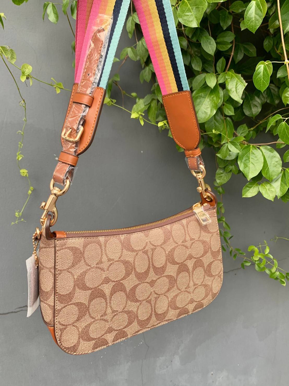 NEW ARRIVAL! นาทีนี้ต้องมีแล้วค่ะ ต้อนรับหน้าหนาวกันน! COACH JES BAGUETTE IN SIGNATURE CANVAS WITH COACH RADIAL RAINBOW ((C6817)) พร้อมส่งที่ไทย สิคค้าเข้าใหม่ค่ะ! กระเป๋าสะพายครอสบอดี้ร์ หนังแท้ น้ำหนักเบา เปิดปิดกระเป๋าแบบซิป ภายในสามารถใส่กระเป๋าเงินใบ