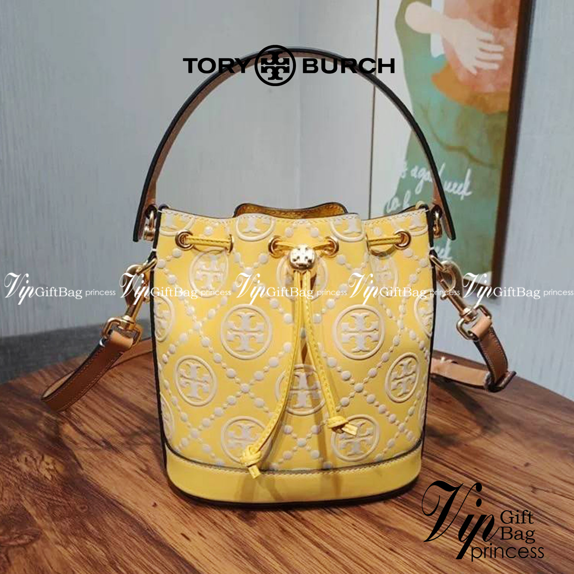 Medium : Tory Burch T Monogram Embossed Bucket Bag กระเป๋าถือหรือสะพายไหล่ ประดับด้วยลวดลายอันเป็นสัญลักษณ์ของแบรนด์ ถูกประดิษขึ้นด้วยความพิถีพิถันวัสดุหนังอย่างดี ด้านในบุด้วยหนังไมโครซูแอคเนื้อนุ่มทำความสะอาดง่าย กระเป๋าผ่าหลังด้านนอก1ช่อง ด้านใน 1ช่อง 
