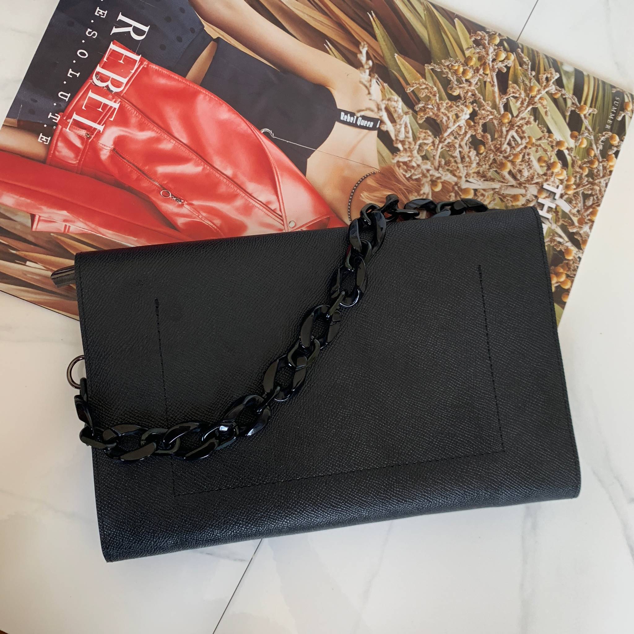 คลัชมาใหม่ สัปดาห์นี้ค่า ‘ Stair ‘ Clutch bag ✔️รอบนี้เข้าเพิ่มอีก 5 ลายเลยน๊า หลังจากปล่อยคอลเลคชั่นแรกออกไปแล้วได้รับความนิยมมากๆ รอบนี้จัดเฉดสีกลางๆ ให้แมทช์ง่ายกับชุดด้วยค่า **หนังวัวแท้ค่า