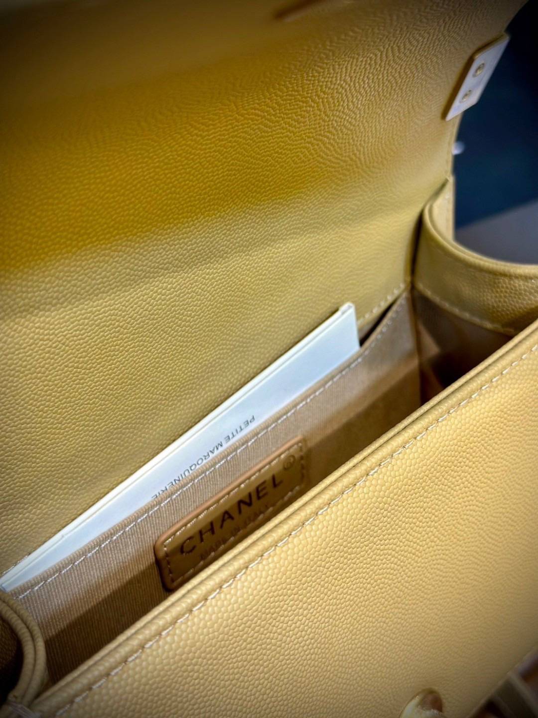 CHANEL BOY BAG 20cm กระเป๋าสุดคลาสสิคตลอดกาล งานหนังแท้ ขนาดเล็กน่ารัก ไม่ว่าเวลาจะผ่านไปเเค่ไหนก็ไม่เคย Out สำหรับรุ่นนี้ เรียบ หรู คลาสสิค ผู้ดี ไฮโซที่แท้ทรูอะไหล่เงินรมขวัญสวยมากค่ะ 🧡เกรดท็อปออริ เทียบแท้ 1:1 ใช้งานต่างประเทศได้