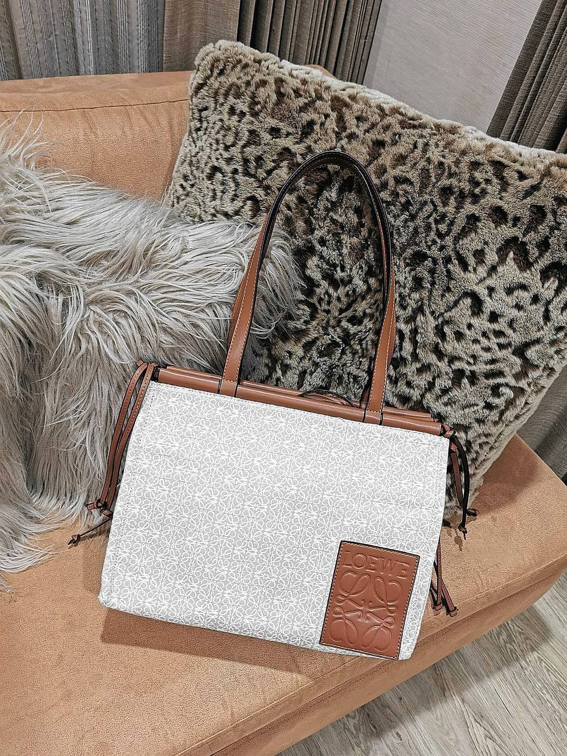 พร้อมส่งความสวยห้ามพลาดค่ะ! 🎉NEW ARRIVAL! LOEWE TOTE BAG VIP GIFT WITH PURCHASE (GWP) Limited Edition จาก "LOEWE PERFUME DUTYFREE" คอลเลคชั่น Loewe Anagram วัสดุ Canvas & Leather ใบใหญ่ น้ำหนักเบา ภายในโล่งกว้างและจุ ใส่เอกสารA4 เสื้อผ้า