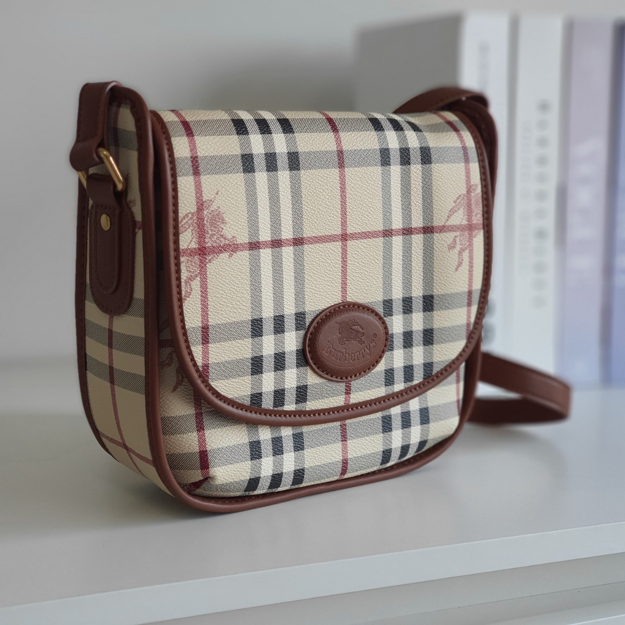 BURBERRY CROSSBODY VINTAGE BAG VIP GIFT WITH PURCHASE (GWP) พรีเมี่ยมกิ๊ฟ Limited Edition จากBURBERRY วัสดุหนัง PVC สวยอยู่ทรง เปิดปิดด้วยฝาปิดกระดุมแม่เหล็ก ภายในมีช่องใส่ของแยกอีกช่อง สามารถใส่มือถือ iphone เงิน ของจุกจิกได้ สายสะพายหนังยาวปรับระดับได้ 