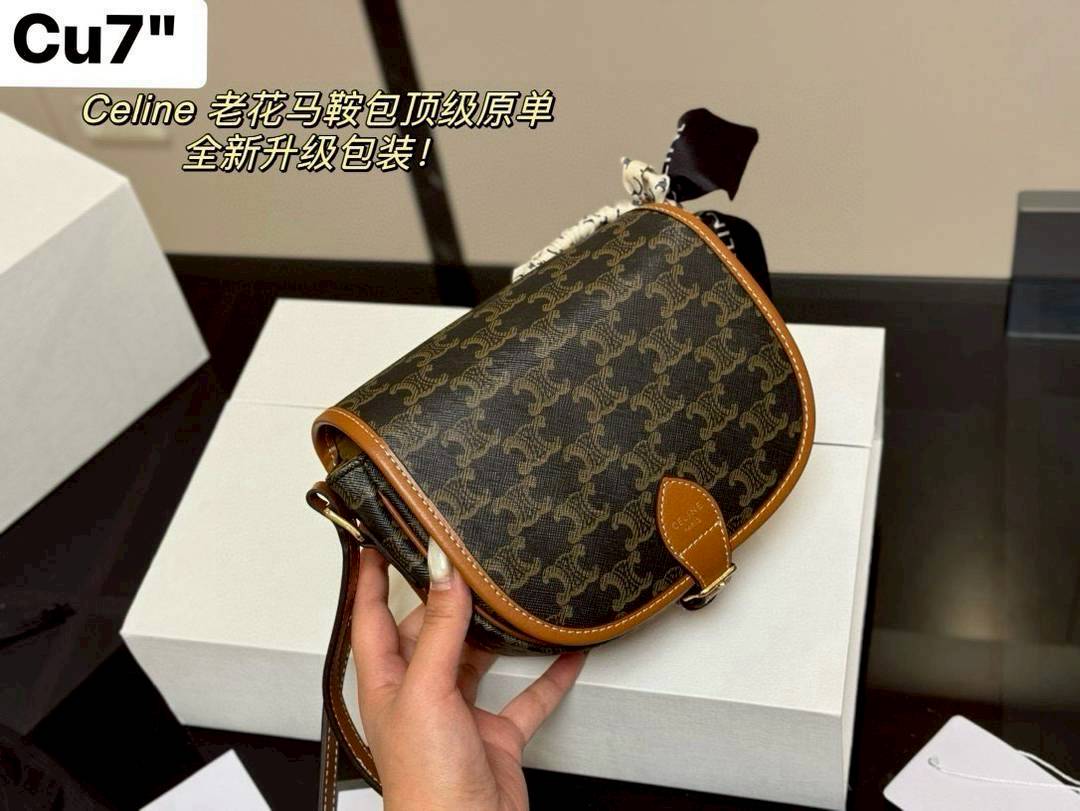 CELINE Folco bag in Triomphe canvas and Leather กระเป๋าสะพายข้าง รุ่นตามหาเข้าเพิ่มเติมสต๊อกพร้อมส่งแล้วค่าสาวๆ รุ่นยอดฮิต ขายดีไม่มีตก ทรงสวยโดดเด่นเป็นเอกลักษณ์ ดีไซน์โค้งมนสวยงาม