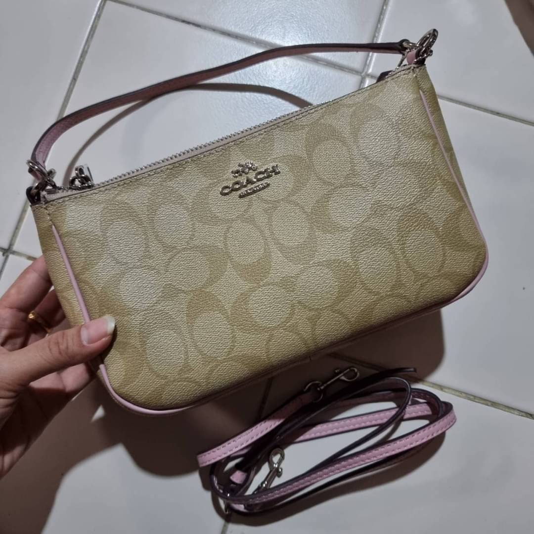 COACH F58321 TOP HANDLE POUCH อีกรุ่นฆ่าไม่ตาย!! 😎 ขายดีขายหมด ขายรวยขายปังๆ!! กระเป๋าพอชจากโค้ช ทรงใช้งานง่าย สะดวก กะทัดรัด วัสดุหนังแคนวาสเคลือบคุณภาพดี มาพร้อมสายคล้องในตัว และสายสะพาย crossbody ปรับเปลี่ยนได้ตามสไตล์ อีกหนึ่งไอเท็มที่สาวๆต้อง