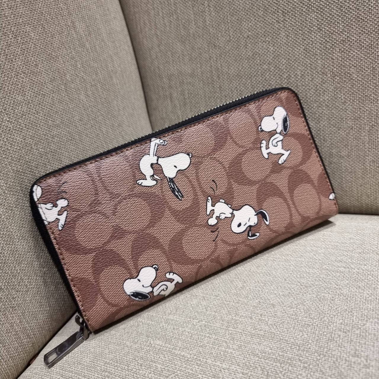 COACH C4327 COACH x PEANUT ACCORDION ZIP WALLET IN SIGNATURE CANVAS WITH SNOOPY PRINT คอลเลคชั่นใหม่ กระเป๋าสตางค์ใบยาว ลายสนูปพี น่ารักน่าใช้ สีคลาสสิค ใช้ได้ตลอดกาลไม่มีตกเทรนด์ วัสดุหนังแคนวาสเคลือบลาย ภายในใส่บัตรได้เยอะ มีช่องซิปแยก ใส่โทรศัพท์ได้ พก