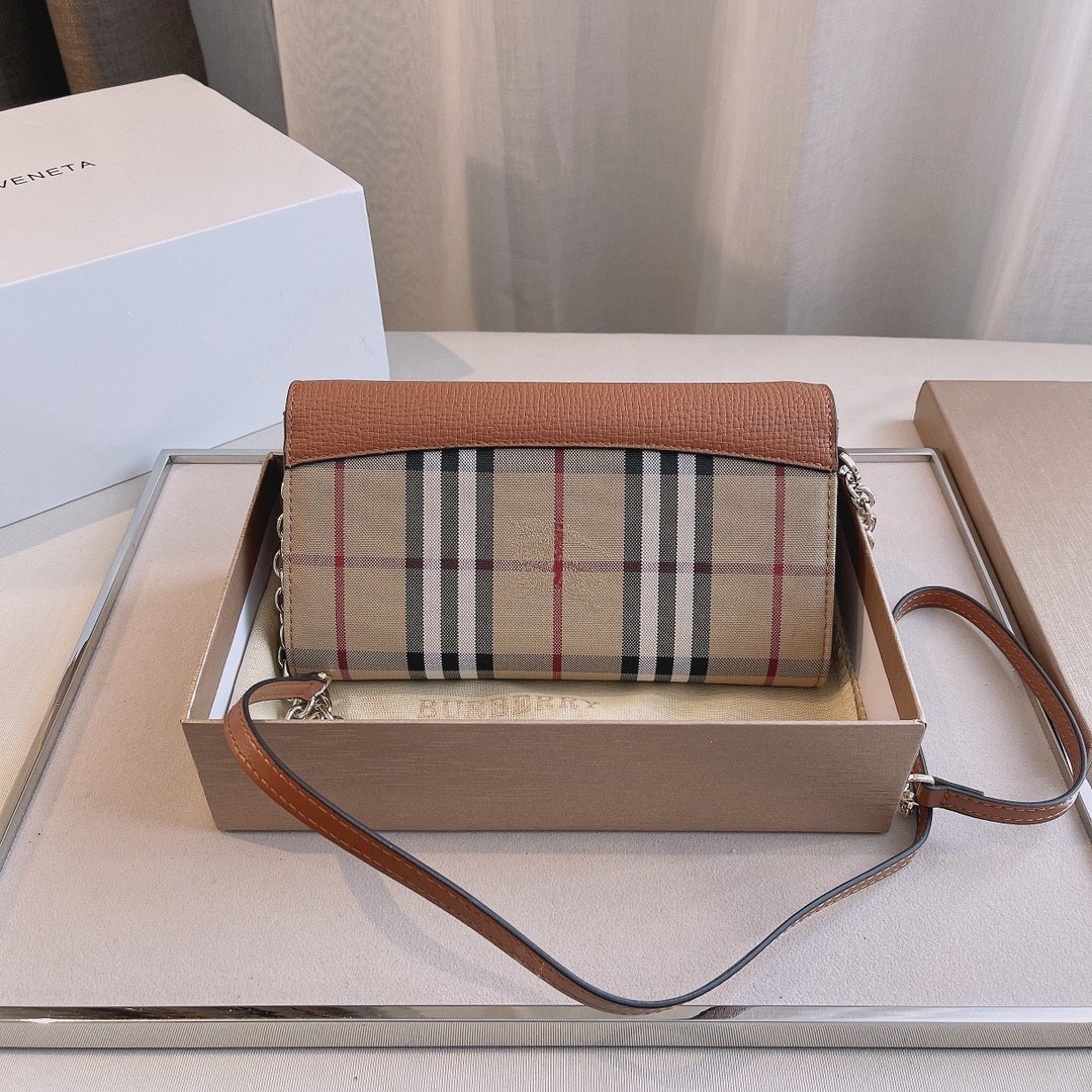 พรีเมี่ยมกิ๊ฟแท้ 💯% 】BURBERRY CROSSBODY BAG กระเป๋าสะพายพรีเมี่ยมกิ๊ฟรุ่นใหม่ล่าสุด Limited จาก BURBERRY Perfume DutyFree