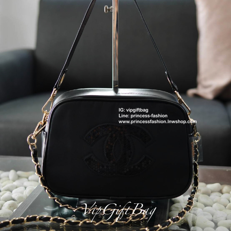 Chanel Nylon Crossbody Bag กระเป๋าสะพายทรงสวย งานพรีเมี่ยมกิ้ฟ Limited Edition ของแท้ 100% นำเข้าจาก Chanel Perfume Counter ใบกะทัดรัด วัสดุหนัง PU ประดับโลโก้ CC สุดคลาสสิค ซับใน Polyester 100% เปิดปิดด้วยซิปอะไหล่ทอง ใส่กระเป๋าสตางค์ยาว ของใช้ได้กำลังพอ