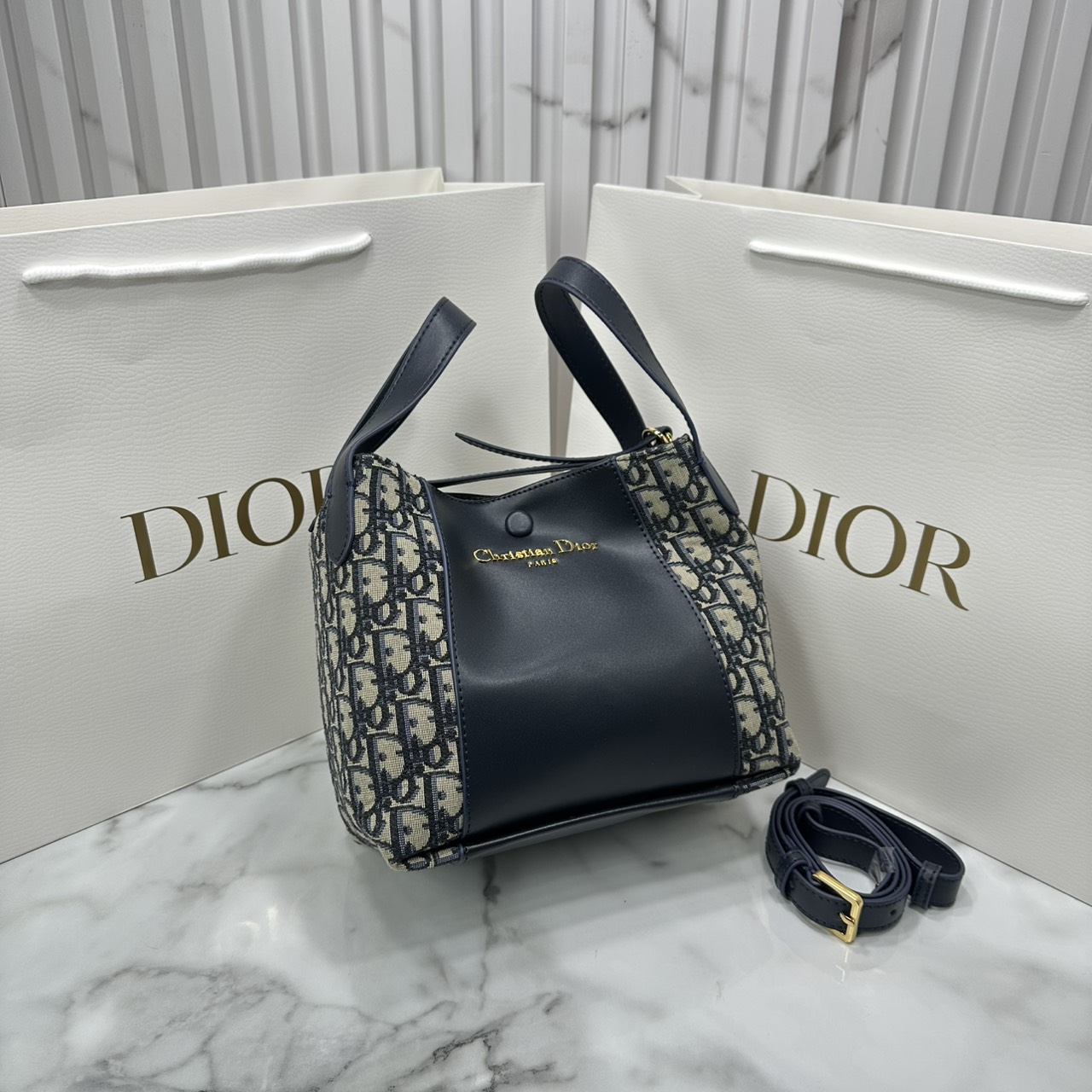 ORI หนังแท้ | DIOR Small Signature Bucket Bag / Dior bucket bag กระเป๋าทรงบัคเกตรุ่นใหม่ล่าสุด มาพร้อมกับการออกแบบที่โดดเด่น และสง่างาม เรียบหรูดูแพง มีรายละเอียดสุดวิจิตร