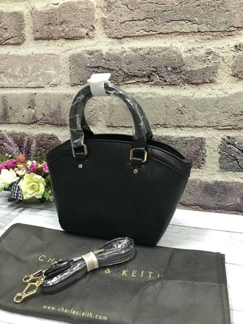 CHARLES & KEITH CURVED CITY BAG Re stock & Best seller กระเป๋าถือหรือสะพาย ขนาดกำลังดี วัสดุหนังPU ลายคาร์เวียร์ ตั้งอยู่ทรง มีหมุดรองฐาน เปิดปิดด้วยซิปเดียว ภายในมี 2 ช่องเล็ก และ 1 ช่องซิปด้านข้าง ใส่มินิ ไอแพด, กระเป๋าสตางค์ทรงยาวได้ ด้านหน้าประดับด้วย