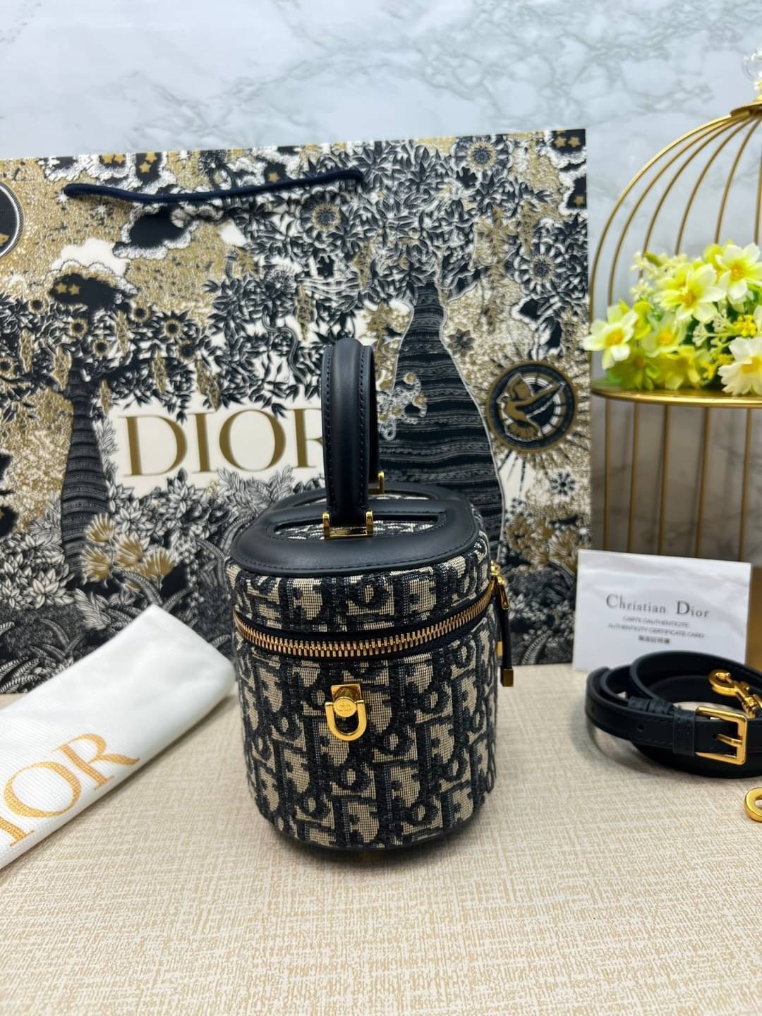 Small Dior Travel Vanity Case / Dior vanity 16cm กระเป๋าทรงกล่องใบเล็กกะทัดรัด ดีไซน์สวยโดดเด่น มีหูจับในตัว ภายในเป็นช่องโล่งสำหรับจัดเก็บสิ่งของเล็กน้อย เป็นอีกหนึ่งไอเท็มที่ไม่อยากให้พลาดเลยน้า