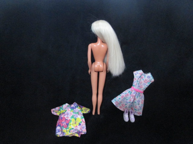 Barbie_Parisian Barbie walking in the Garden ตุ๊กตาบาร์บี้แท้มือสองสภาพดี